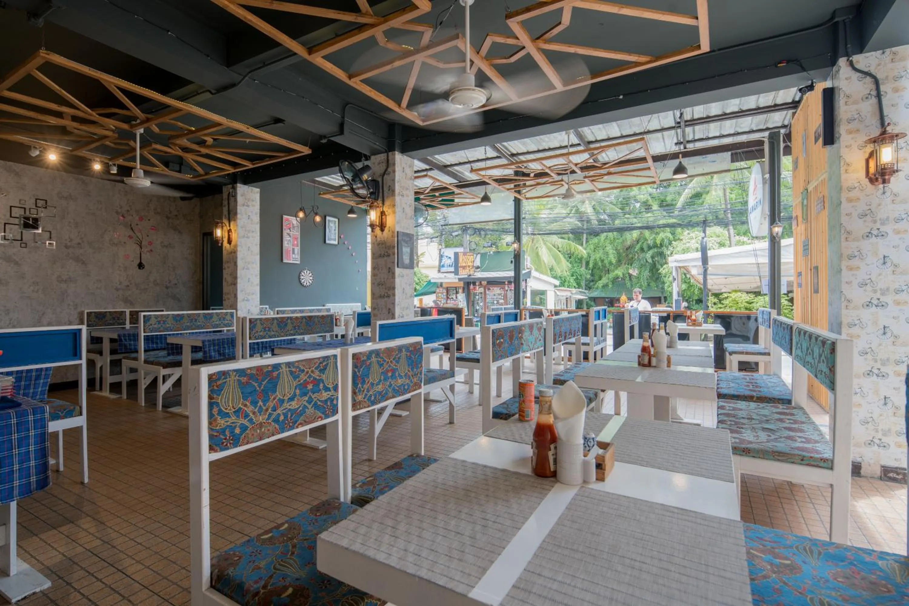 Restaurant/places to eat in Amarin Hotel Patong