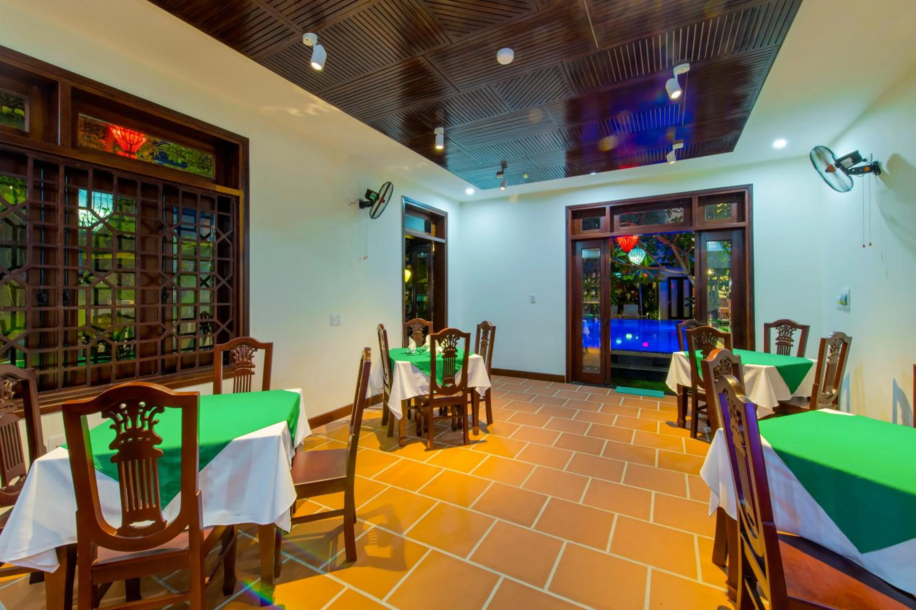 Restaurant/places to eat in Green Hill Villa