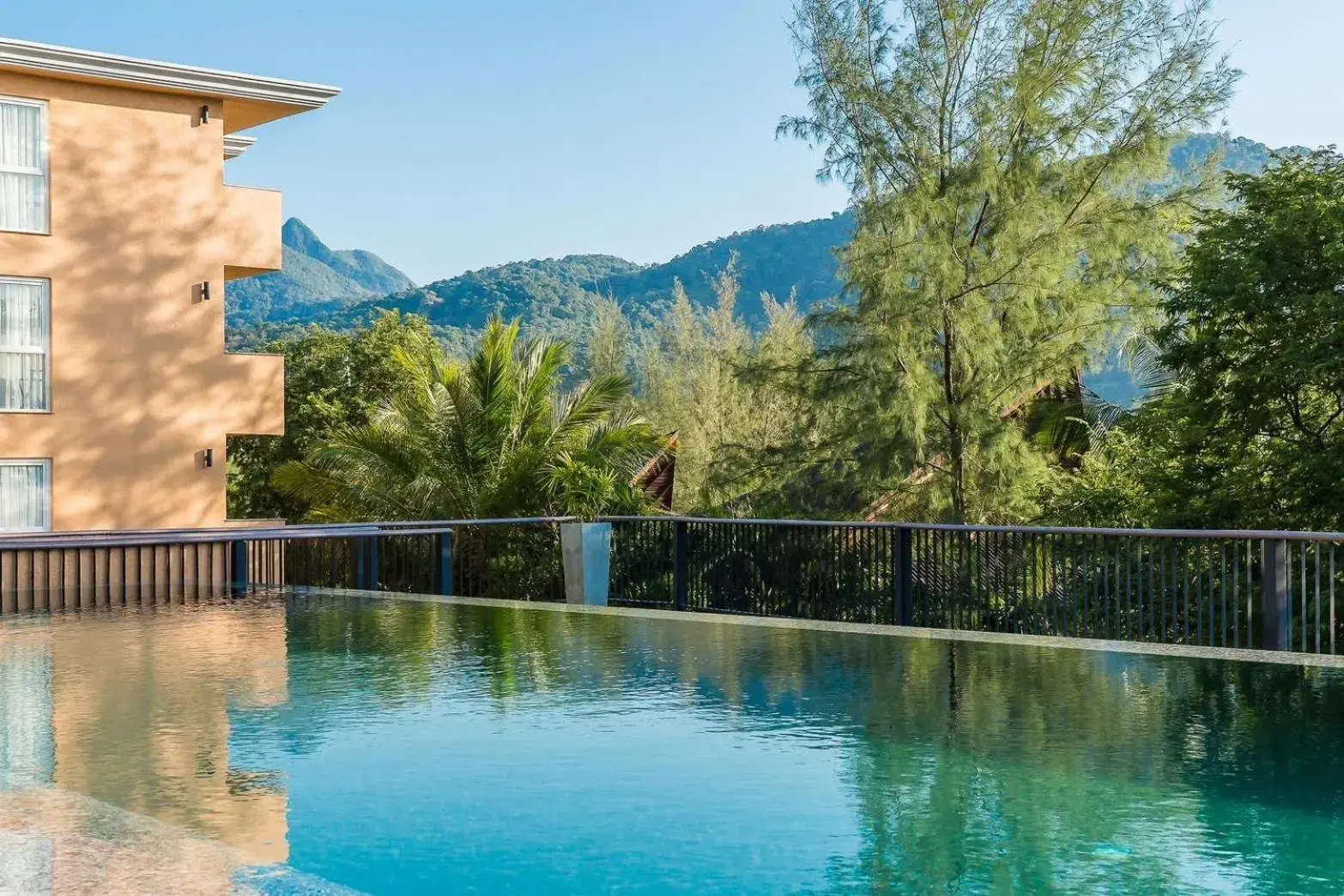 Swimming pool in Marina Sands Resort Swimming pool in Marina Sands Resort