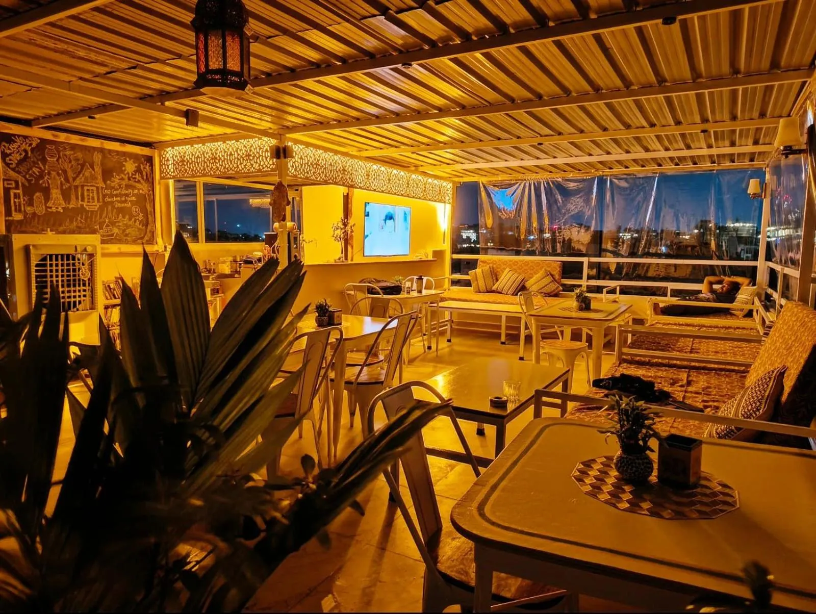 Communal lounge/ TV room in Rising Shemesh Home Stay