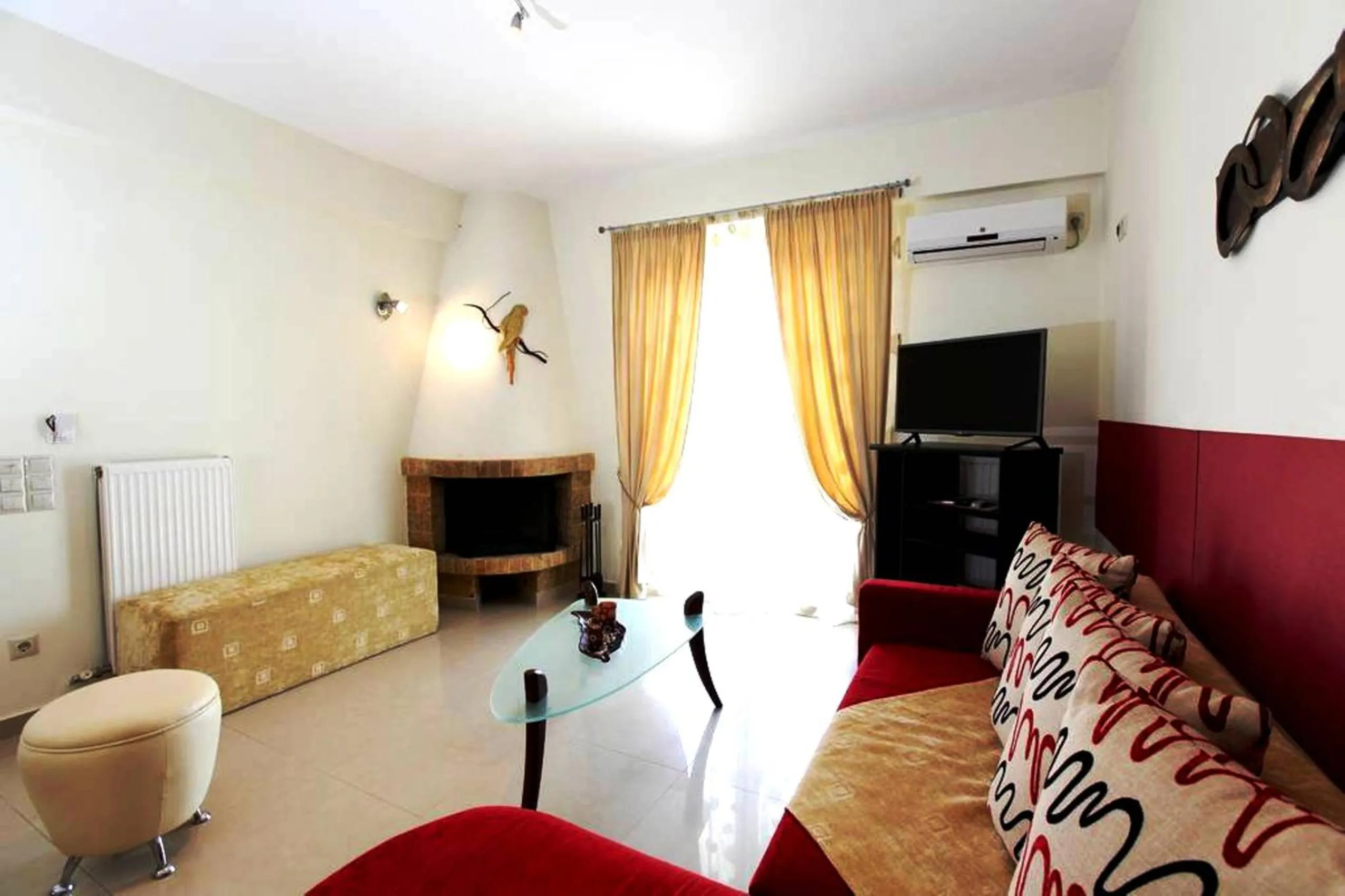 Communal lounge/ TV room in Villa Christine - Maisonettes with fireplace