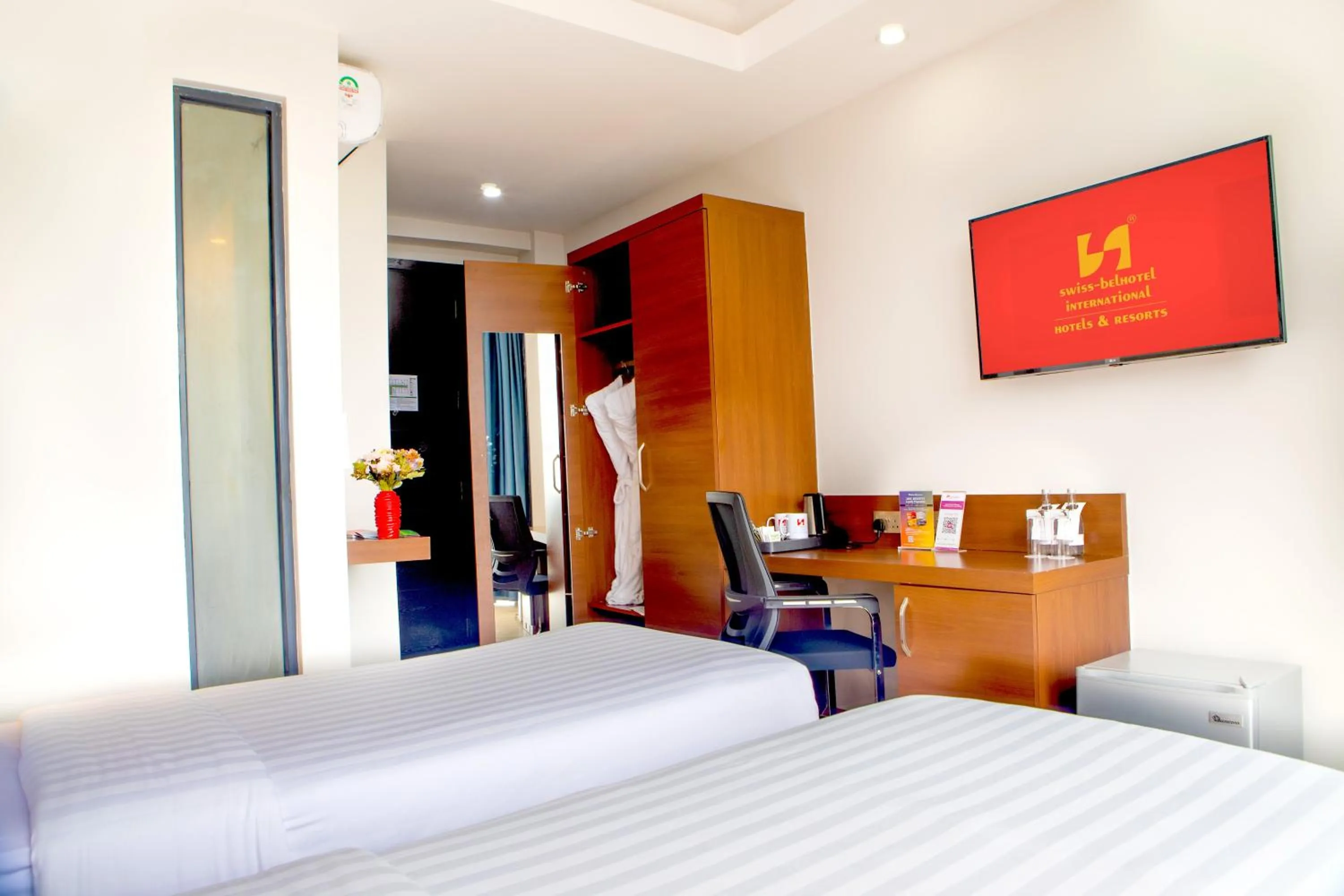 Photo of the whole room, Bed in The Emory Hotel