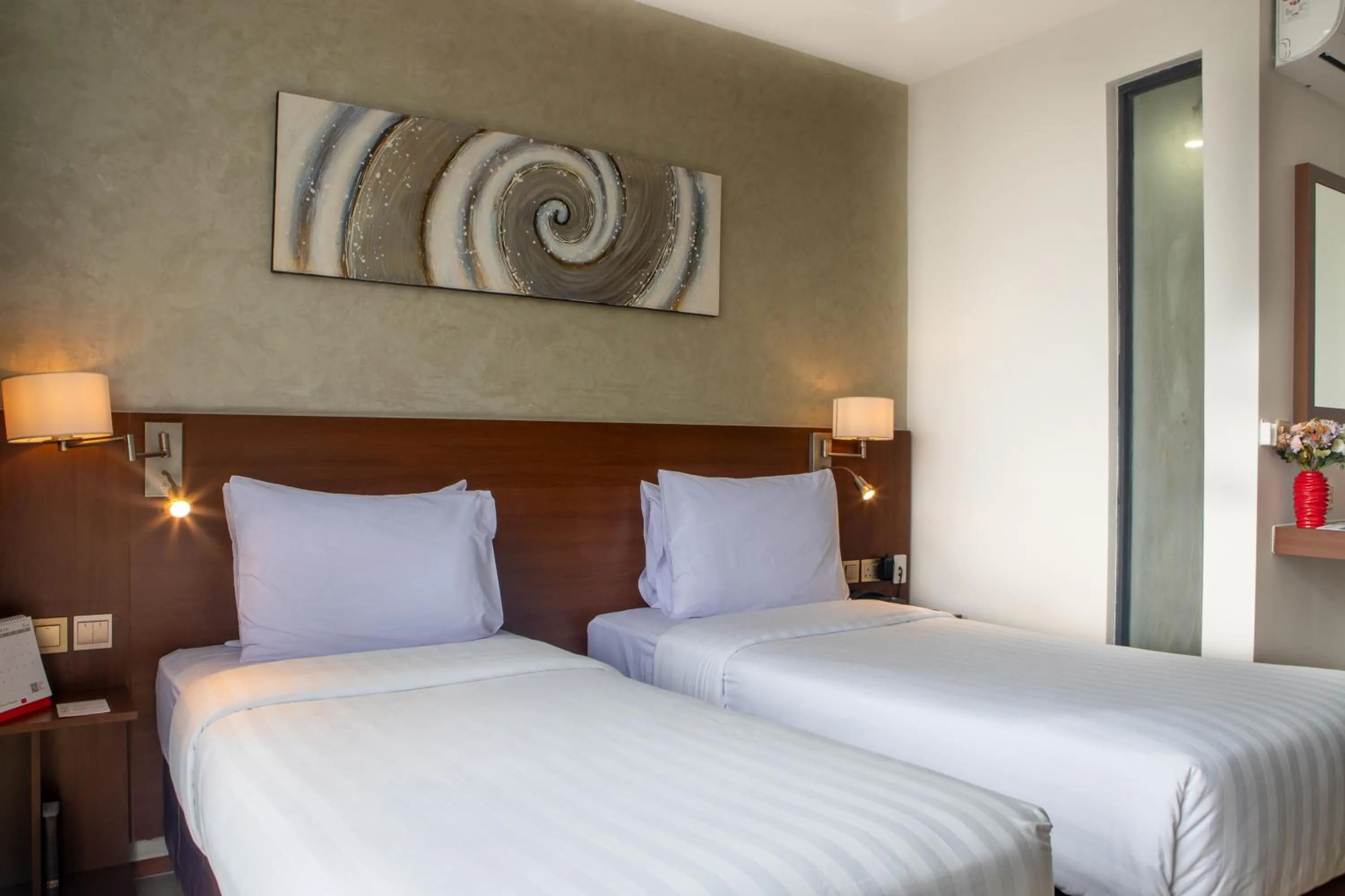 Photo of the whole room, Bed in The Emory Hotel