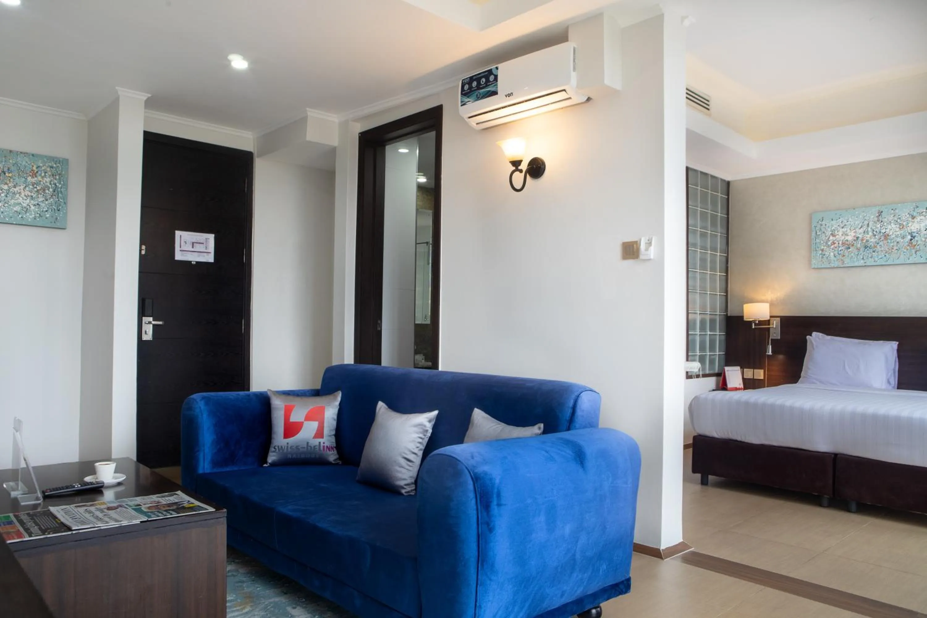 Photo of the whole room, Bed in The Emory Hotel