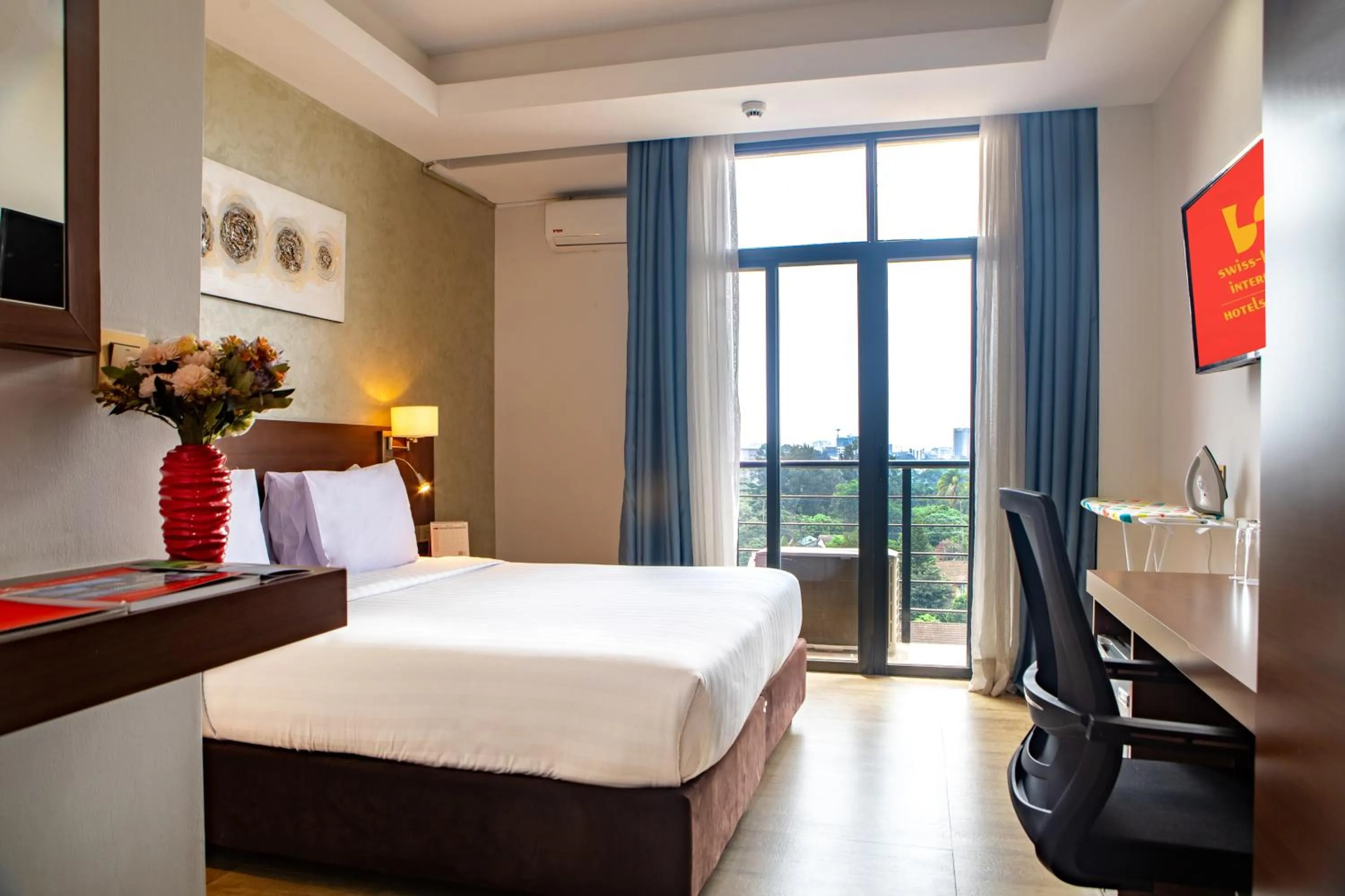 Photo of the whole room, Bed in The Emory Hotel