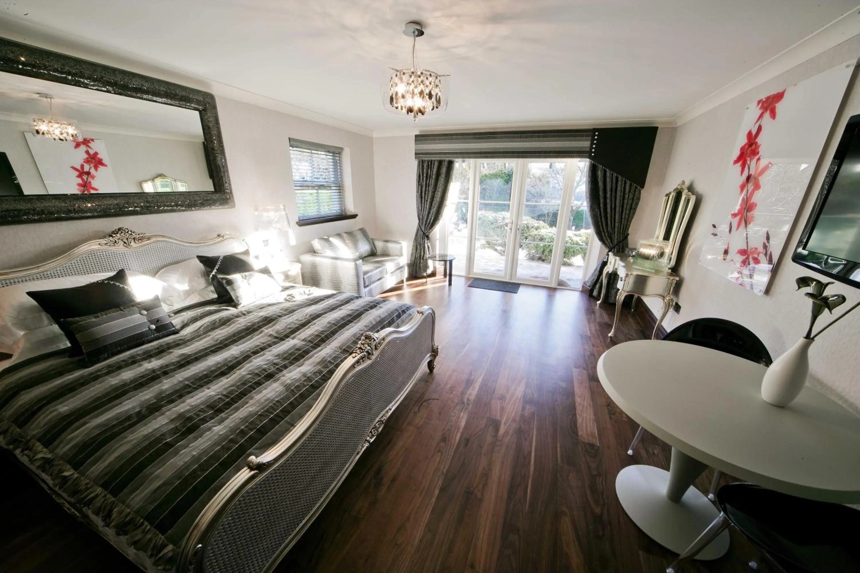 Bedroom, Bed in Windermere Suites