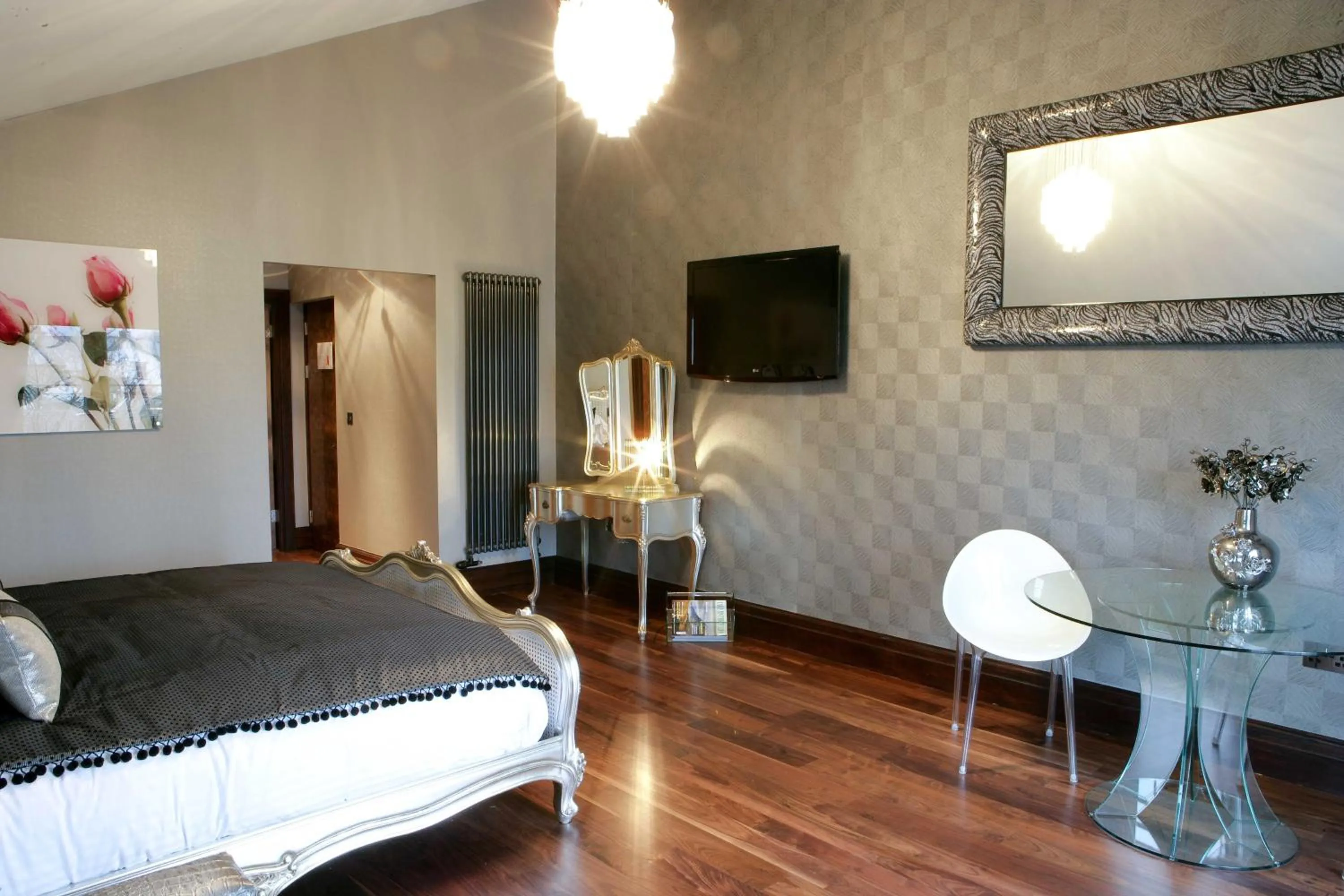 Bedroom, Bed in Windermere Suites