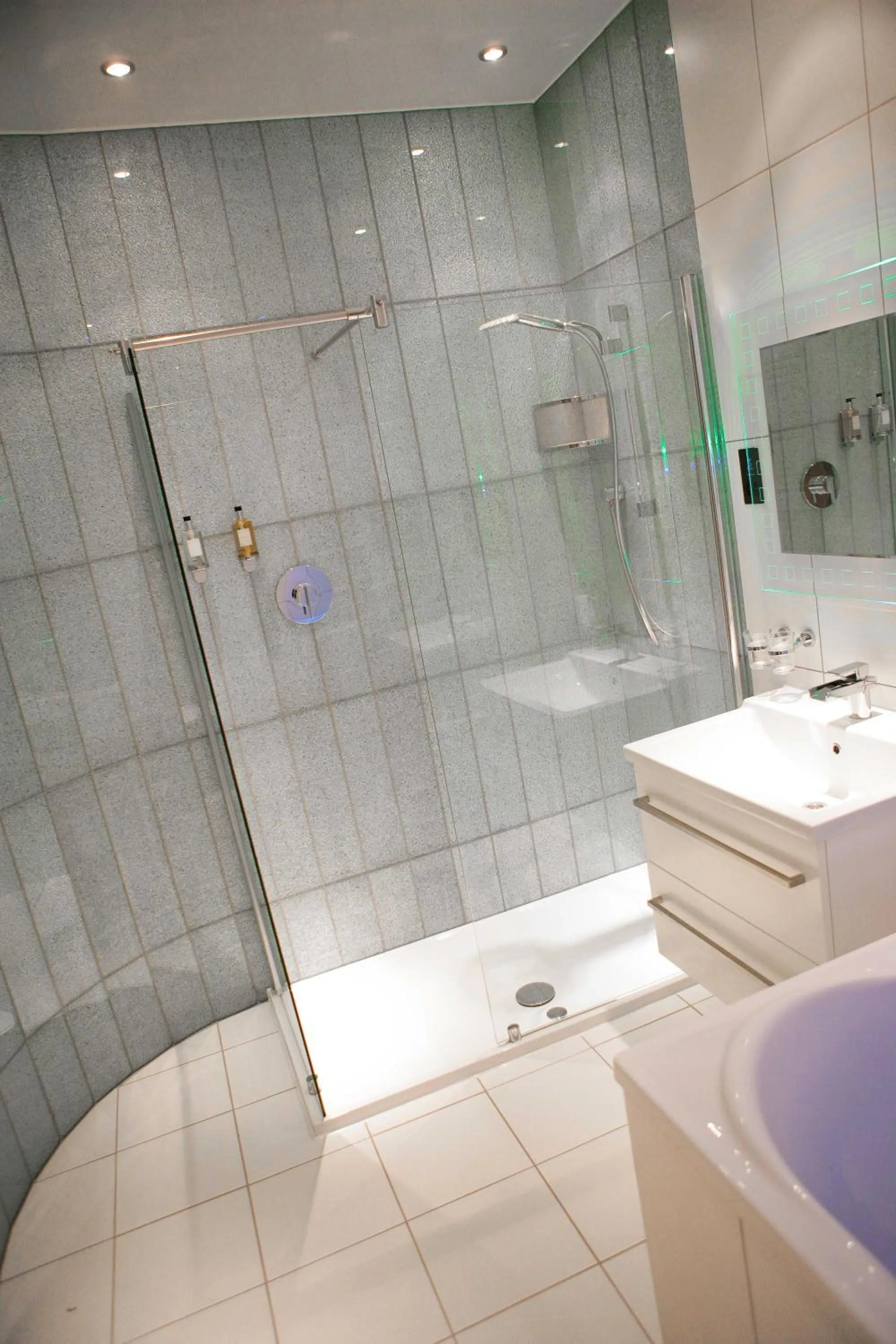 Bathroom in Windermere Suites