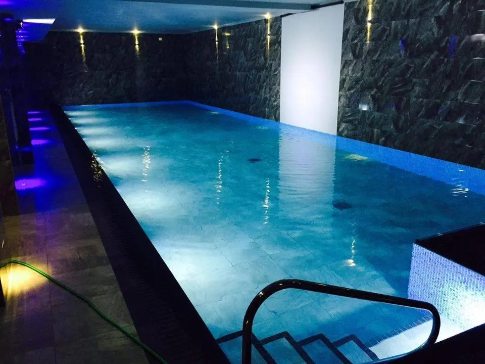 Swimming pool in Windermere Suites