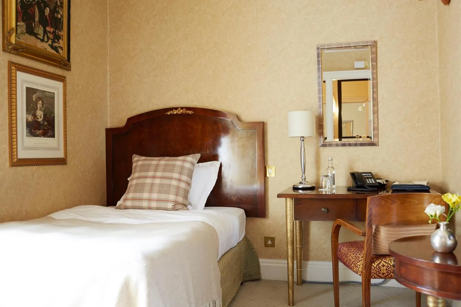 Shower, Bed in Castle House Hotel