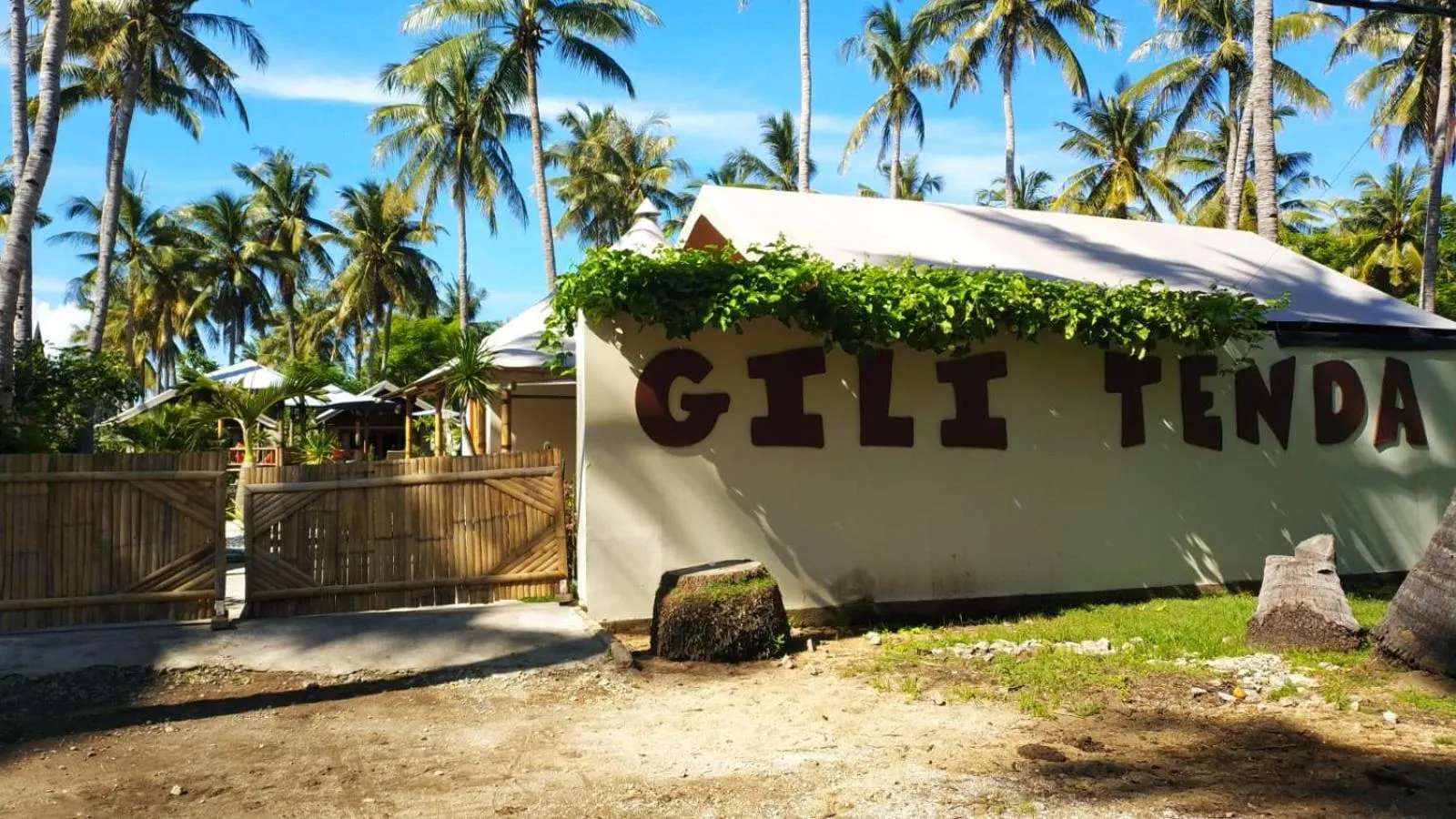 Facade/entrance in Gili Tenda
