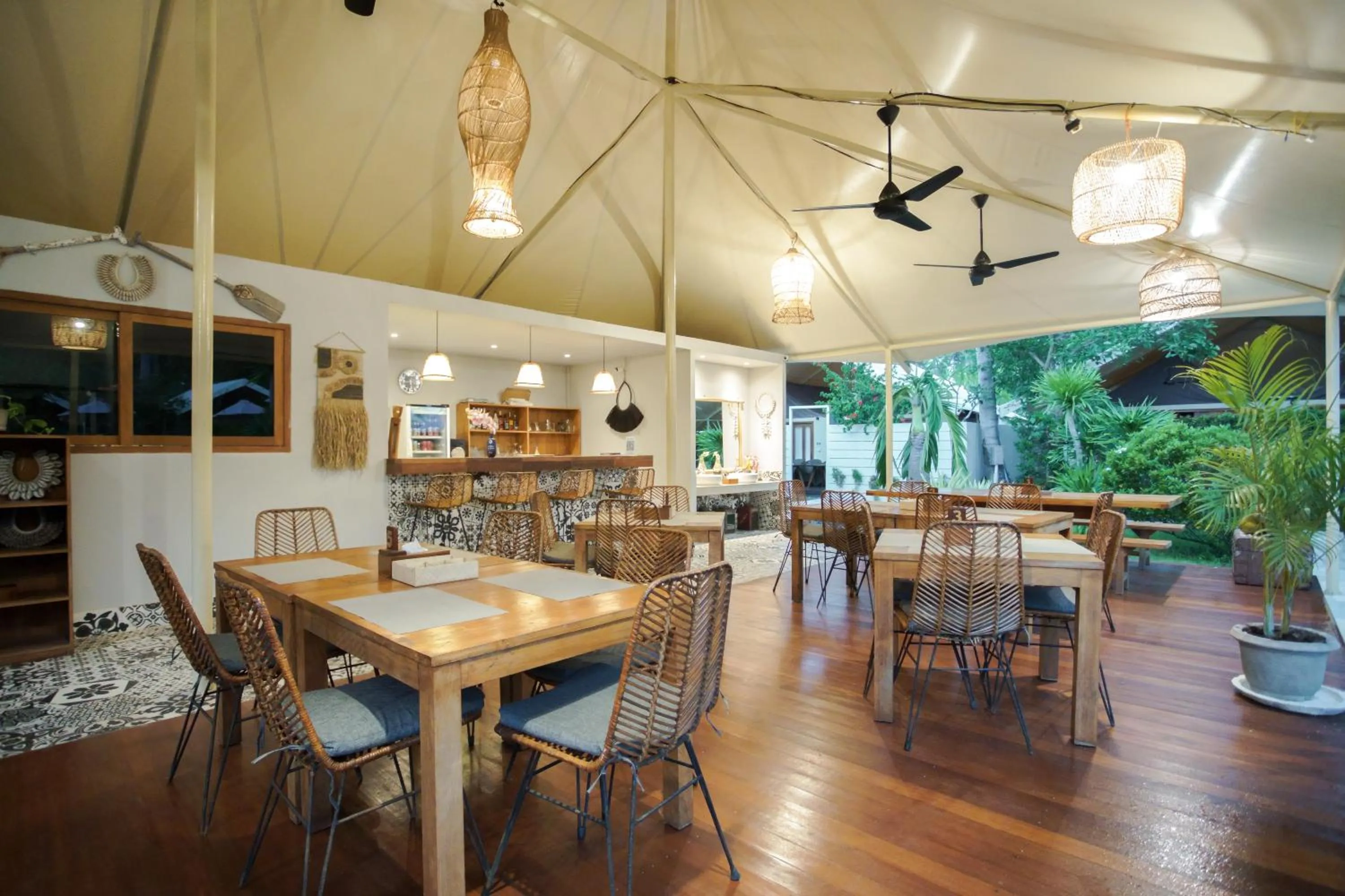 Restaurant/places to eat in Gili Tenda