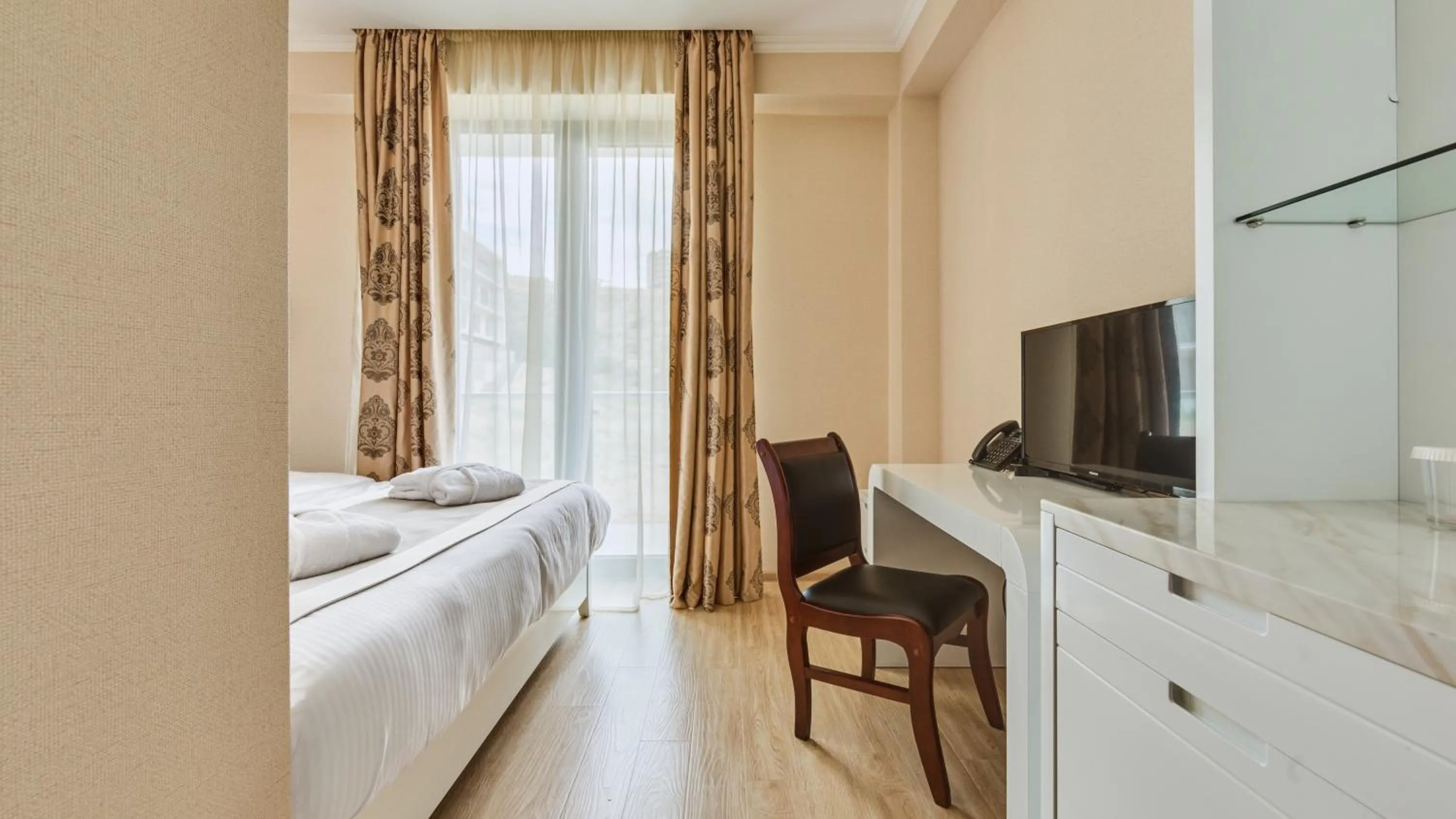 hair dresser, Bed in Lisi Hills Hotel