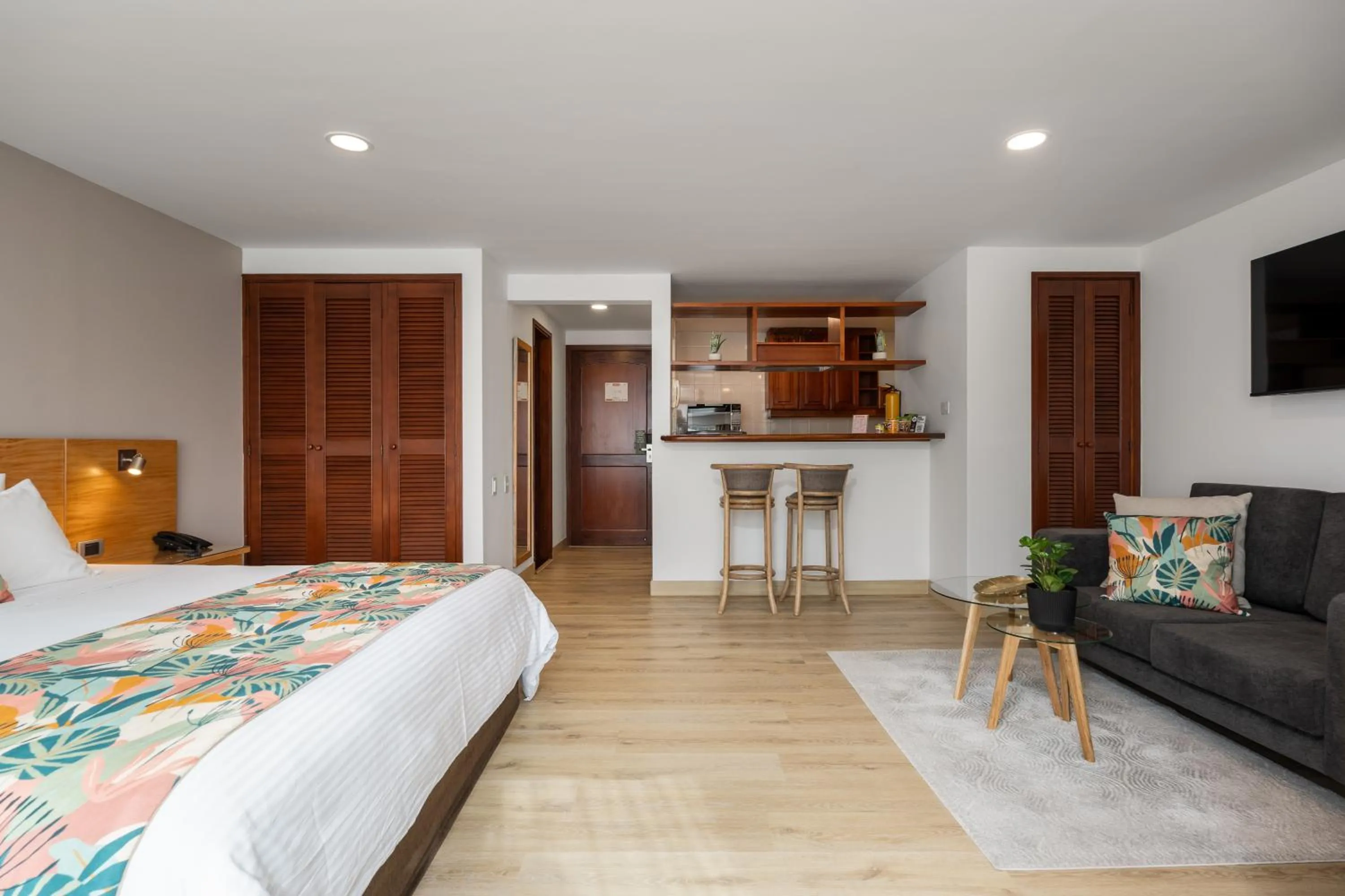 Photo of the whole room, Bed in Hotel Leblon Suites Milla de Oro