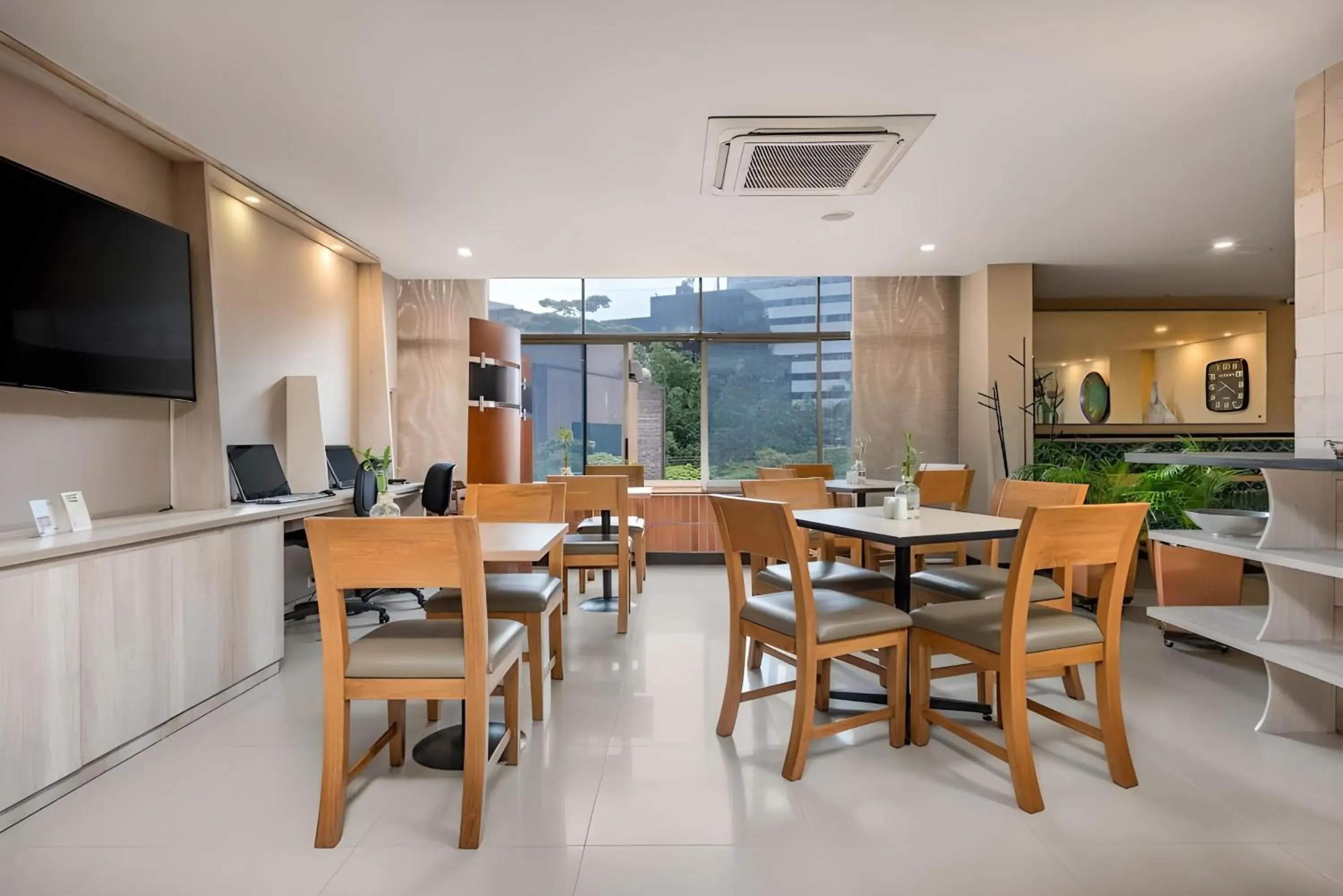 Restaurant/places to eat in Leblon Suites Hotel Milla de Oro Restaurant/places to eat in Leblon Suites Hotel Milla de Oro