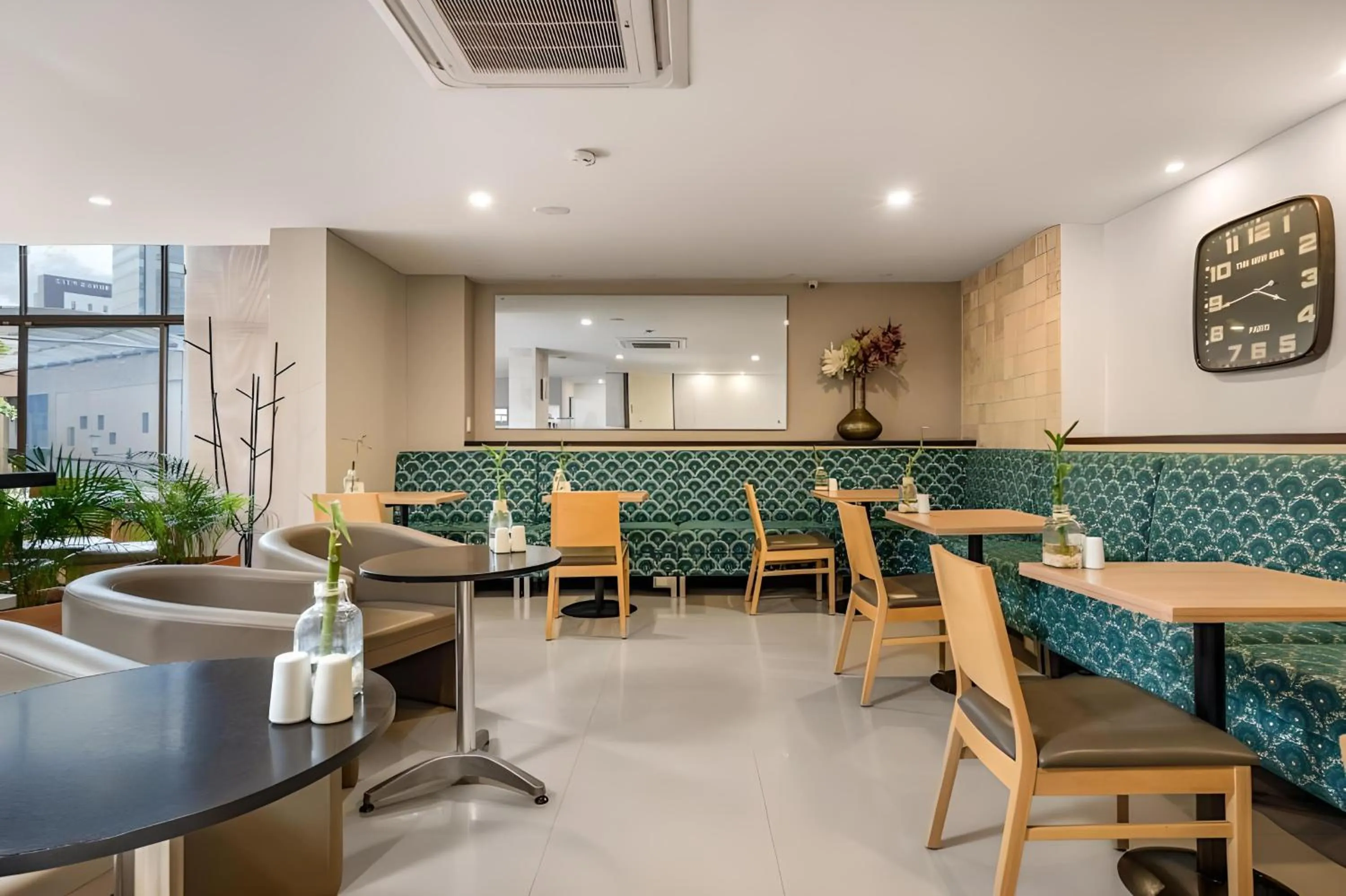 Restaurant/places to eat in Hotel Leblon Suites Milla de Oro