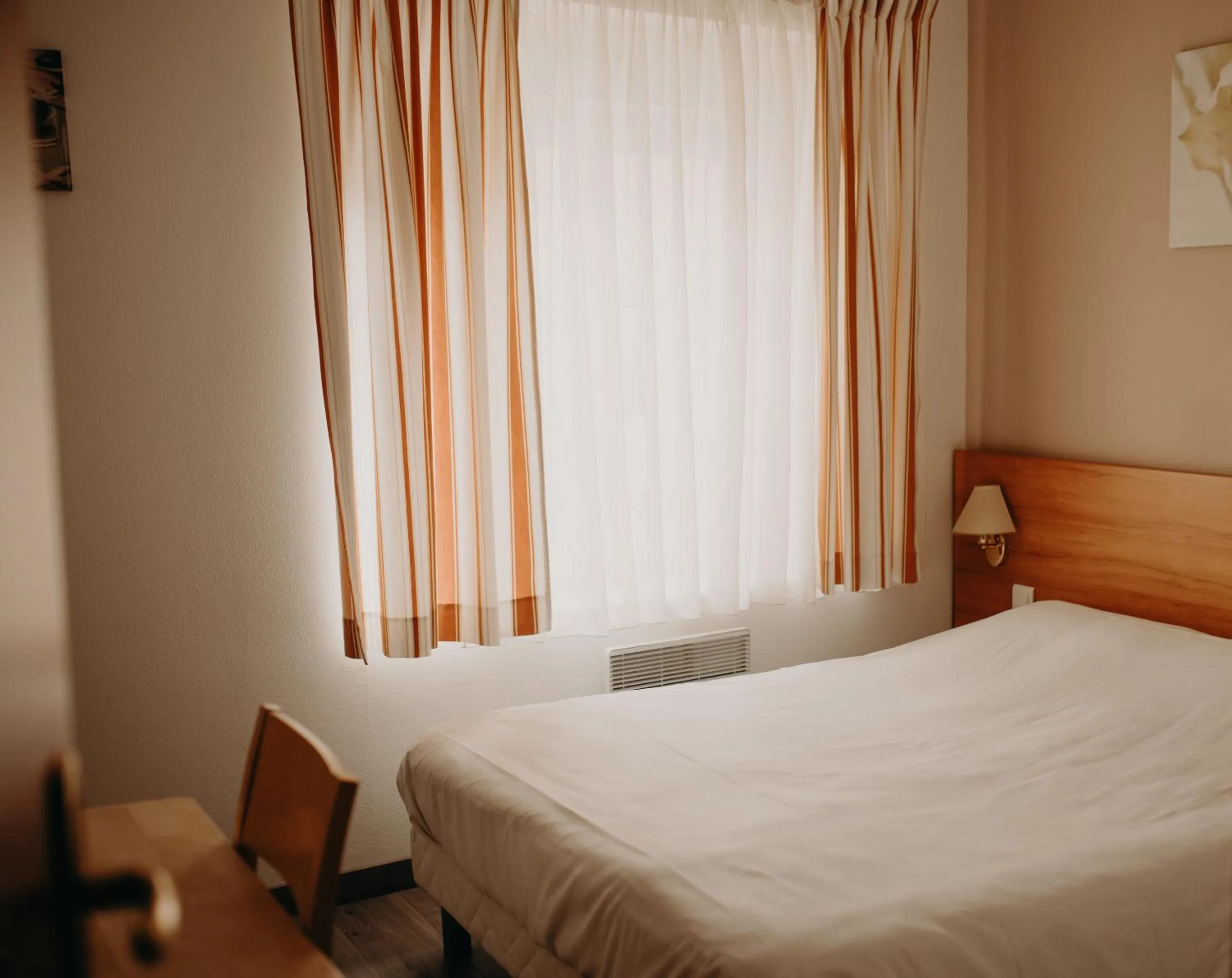 Bedroom, Bed in Logis - Hotel Restaurant du Parc