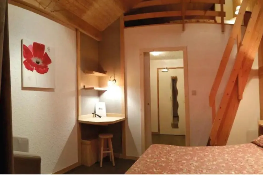 Bed in Hotel Les Lans