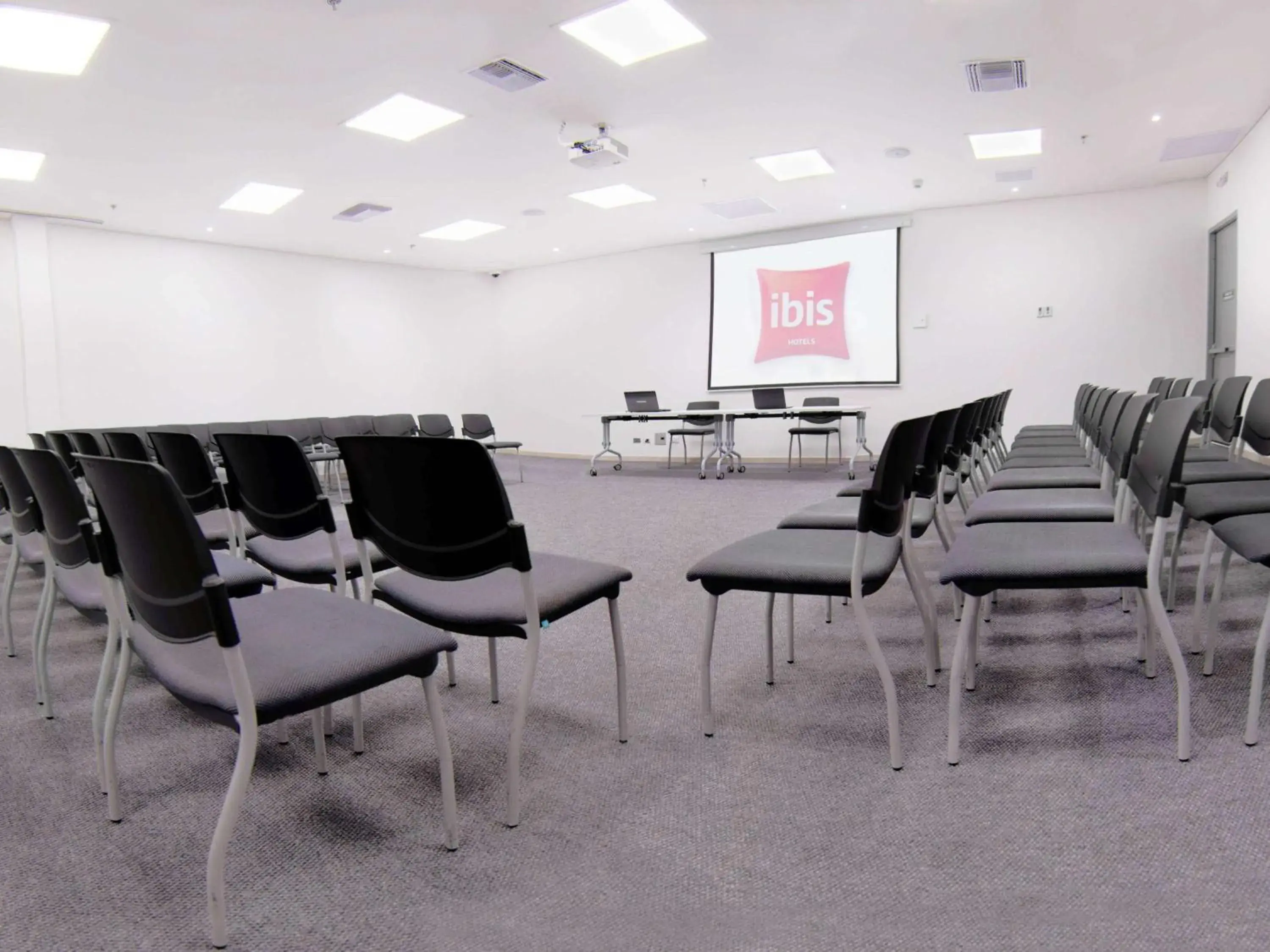 Property building in ibis Apartado Property building in ibis Apartado