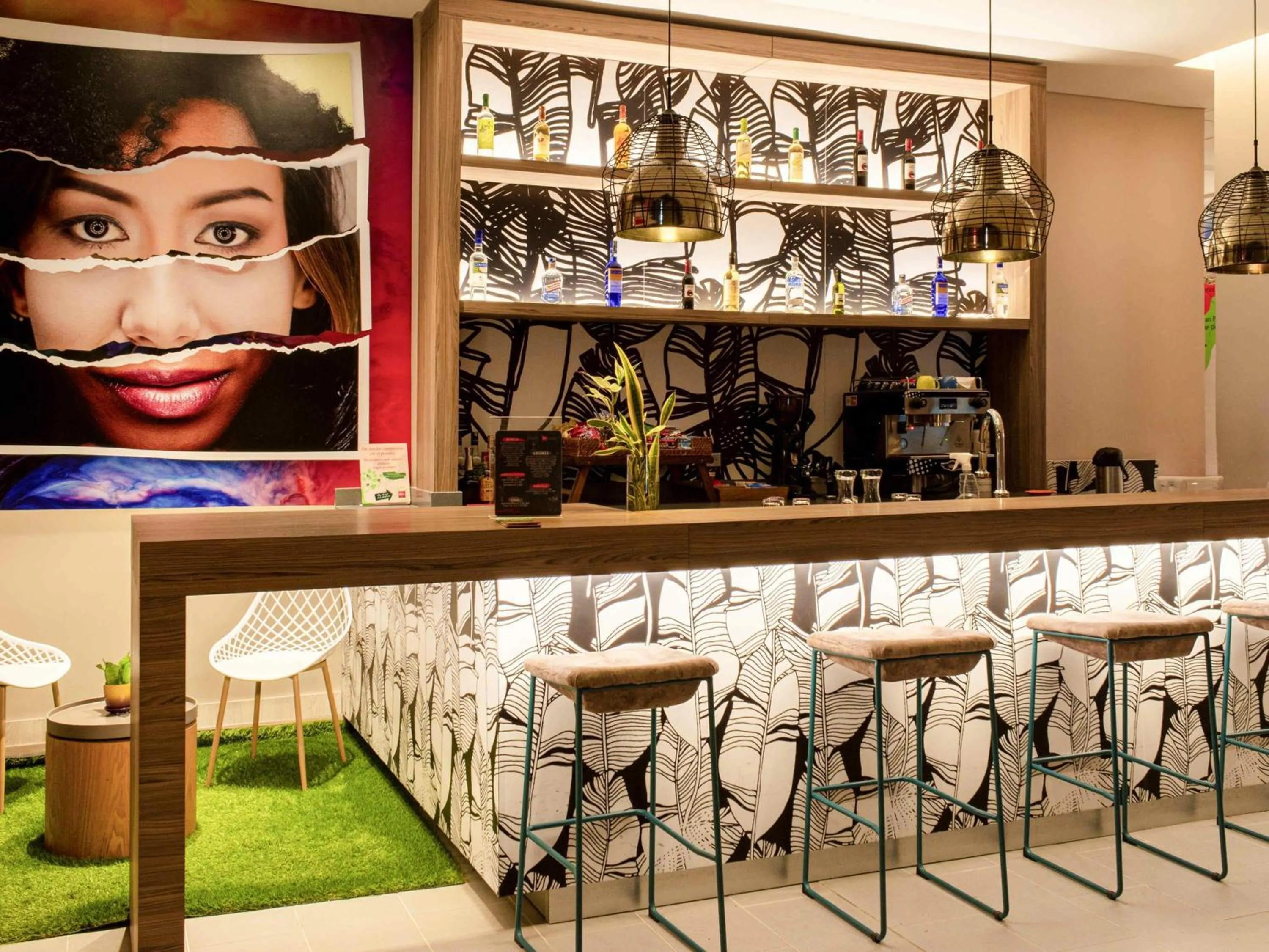 Lounge or bar in ibis Apartado