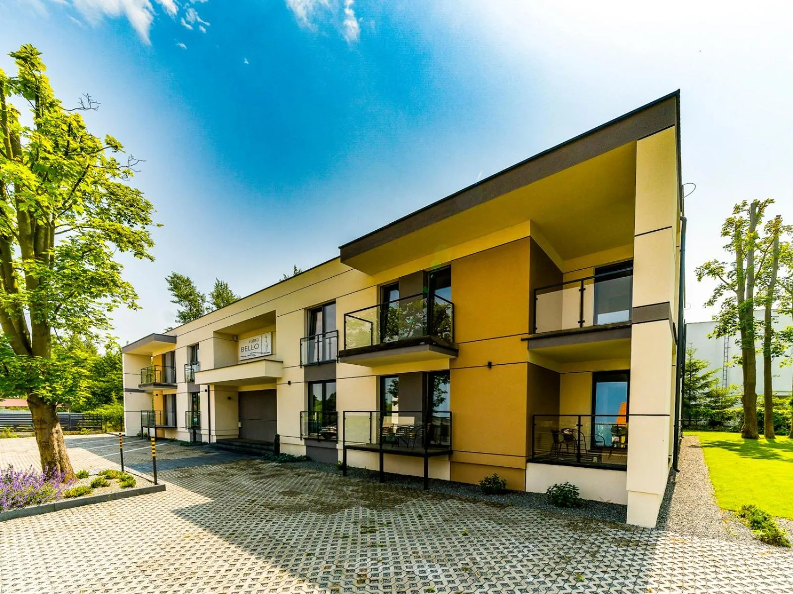 Property building in Porto Bello