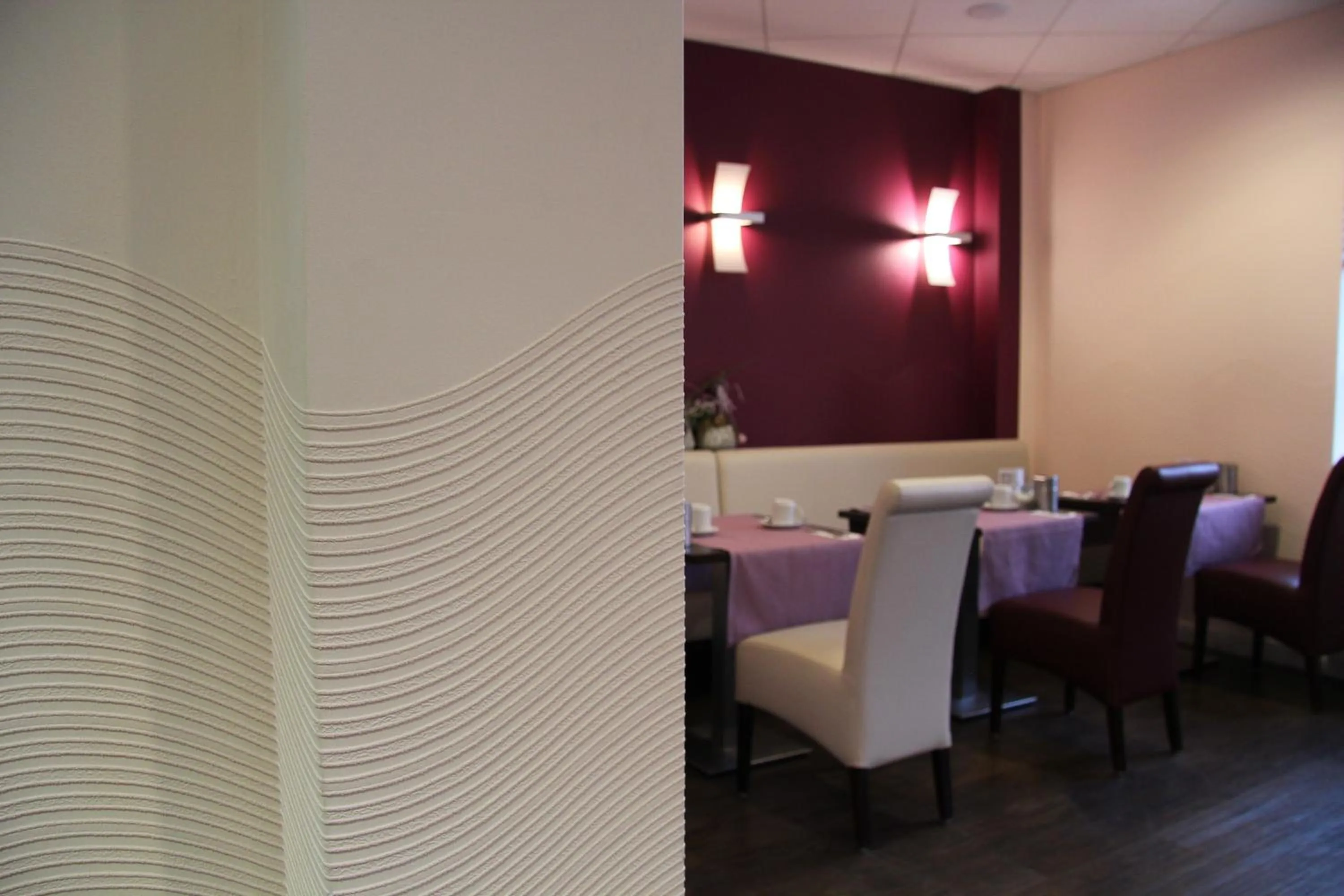 Restaurant/places to eat in Adena Hotel