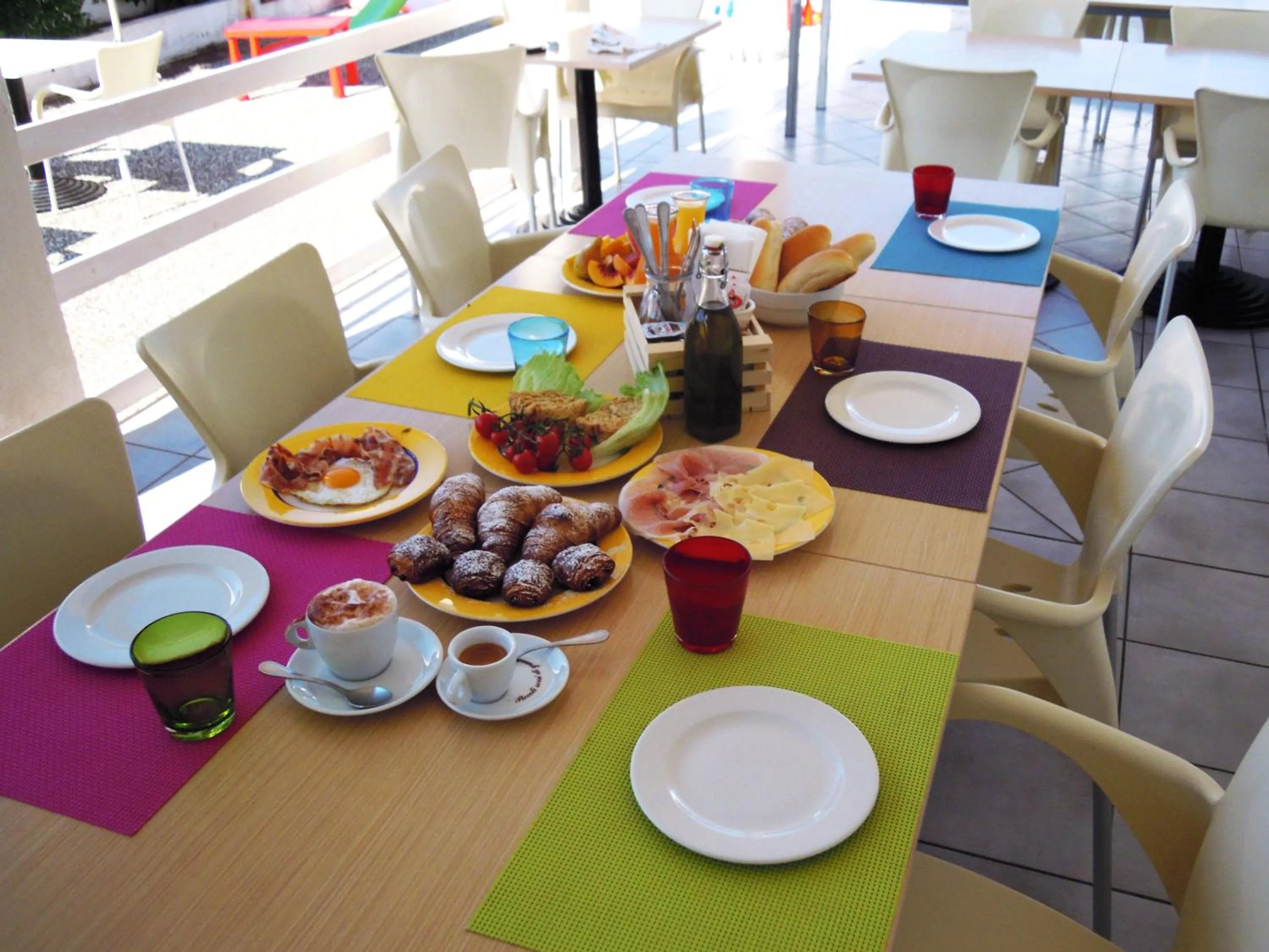 Restaurant/places to eat in Vistamare