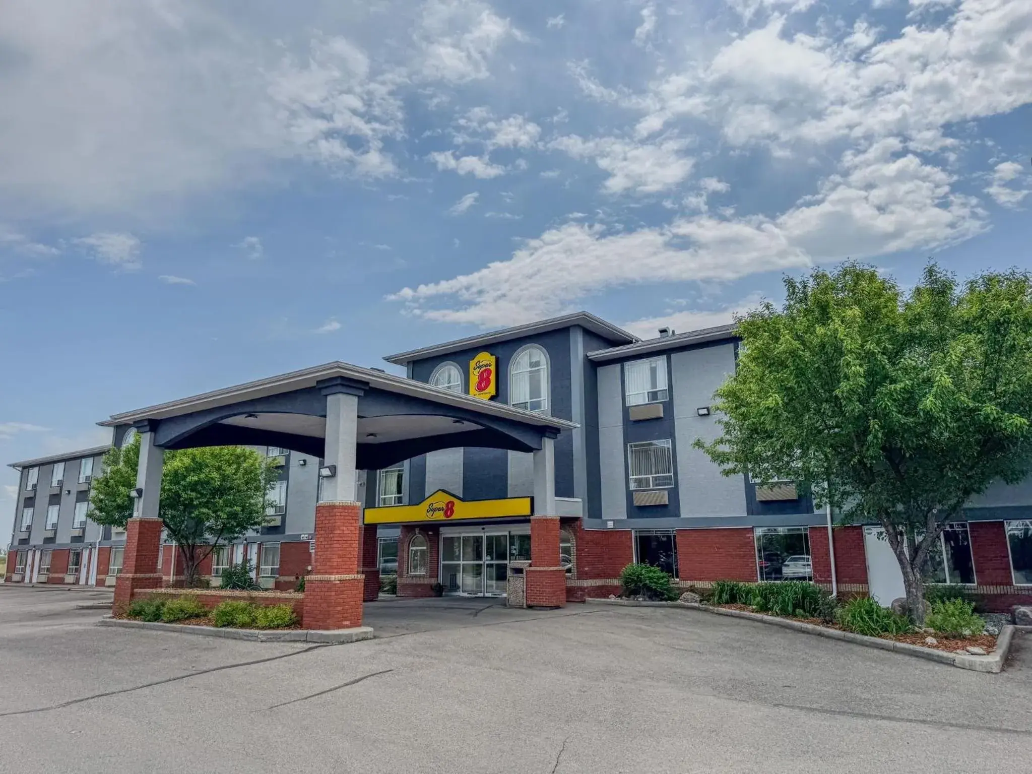 Property building in Super 8 by Wyndham High River AB Property building in Super 8 by Wyndham High River AB