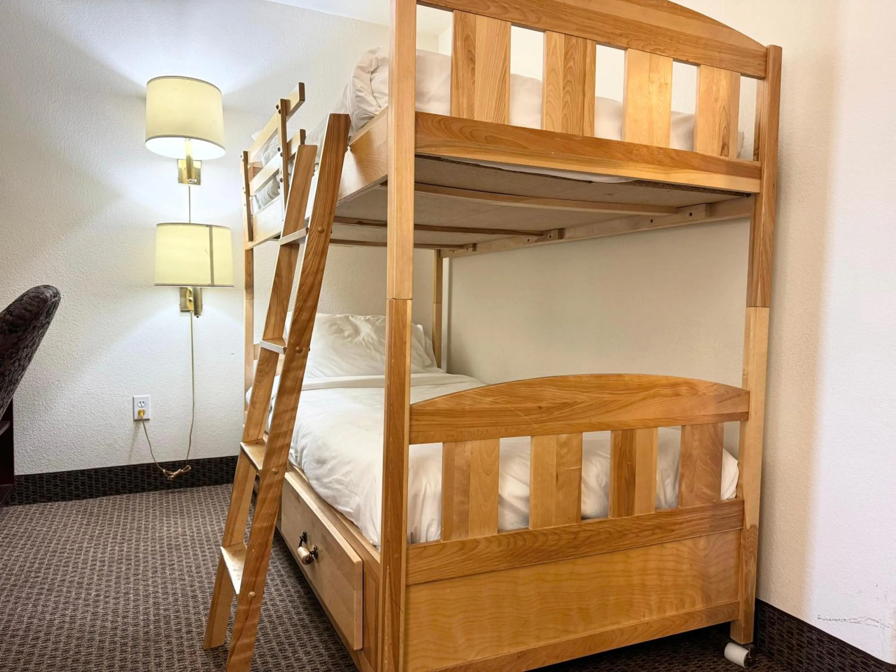 Photo of the whole room, Bed in Super 8 by Wyndham High River AB