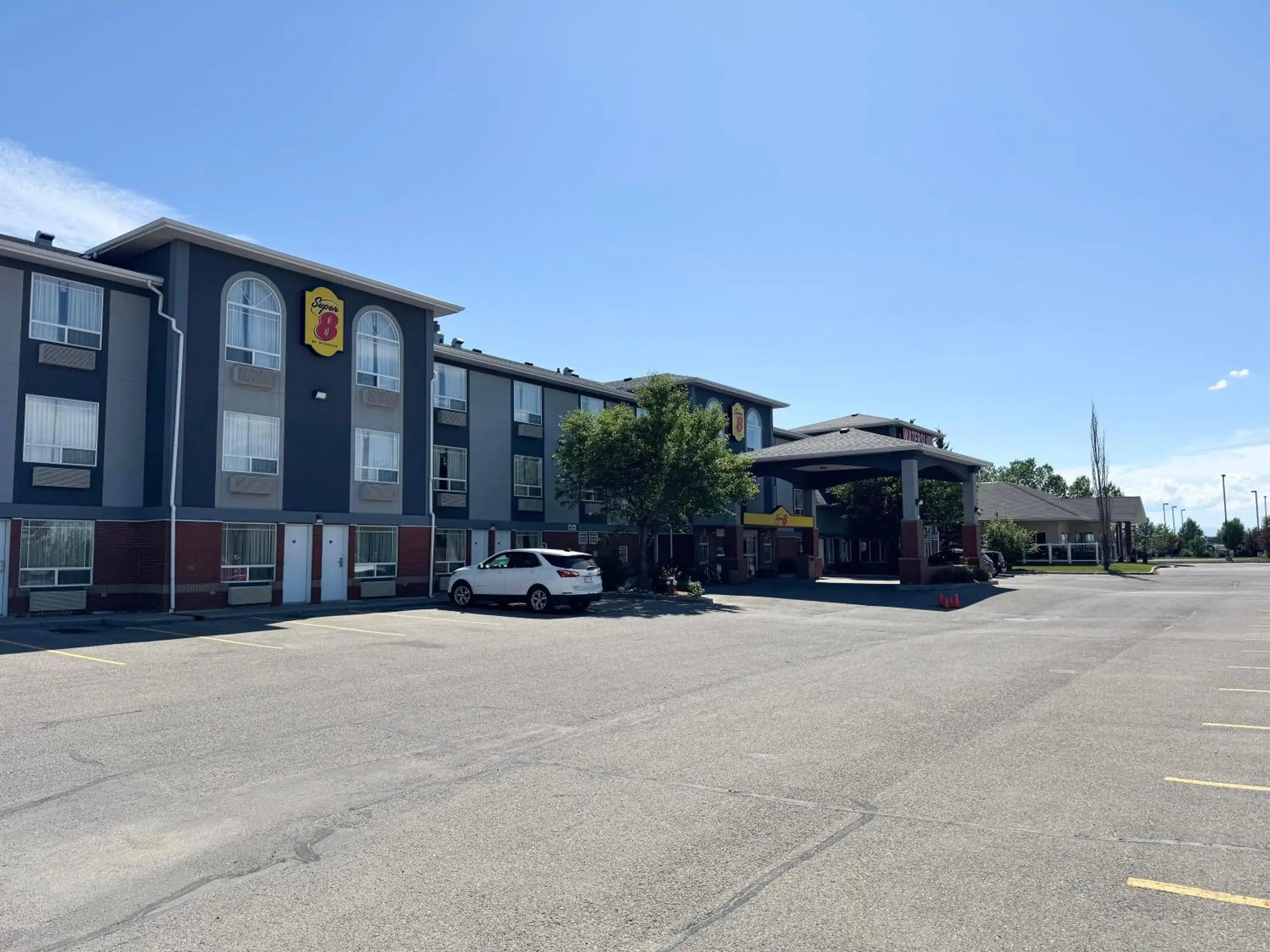 Property building in Super 8 by Wyndham High River AB Property building in Super 8 by Wyndham High River AB