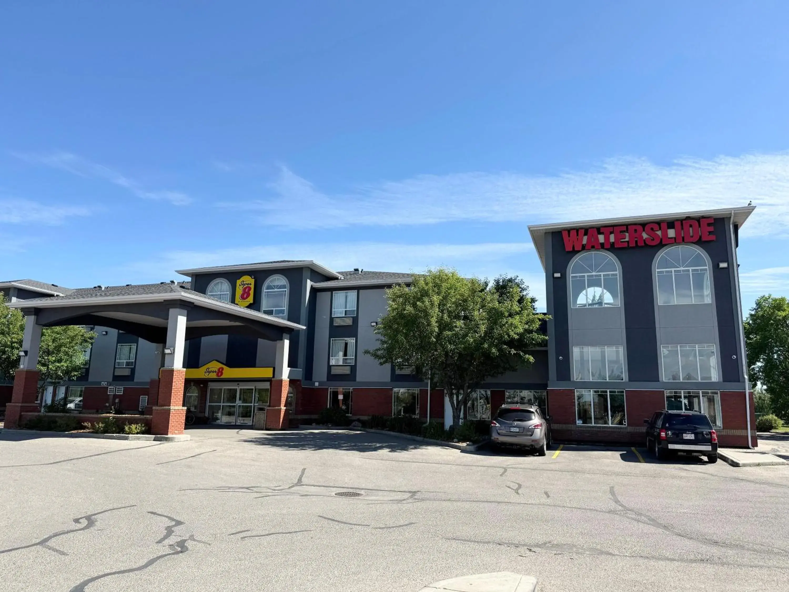 Property building in Super 8 by Wyndham High River AB Property building in Super 8 by Wyndham High River AB