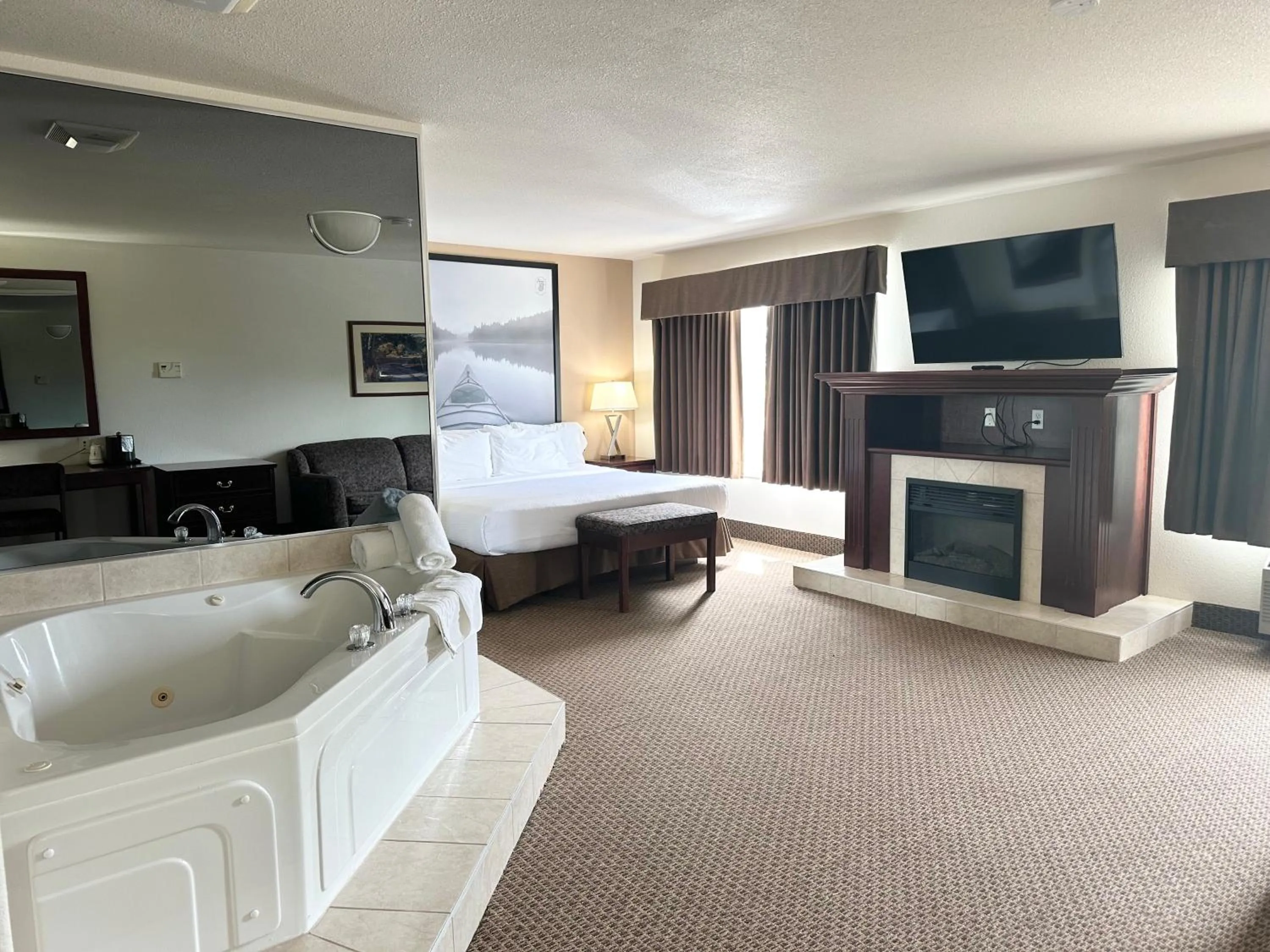 Hot Tub, Bed in Super 8 by Wyndham High River AB