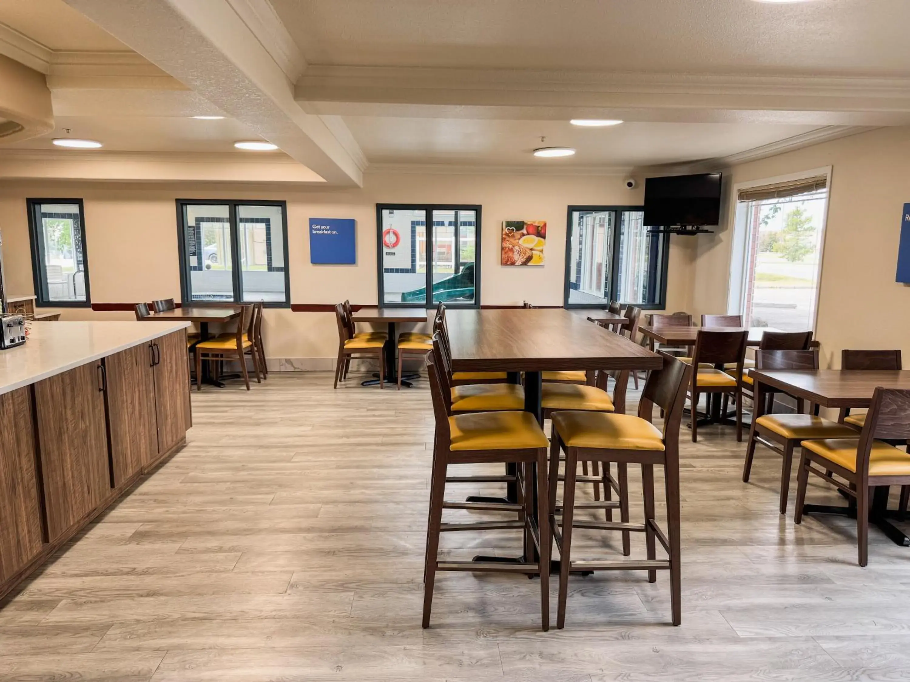 Restaurant/places to eat in Super 8 by Wyndham High River AB Restaurant/places to eat in Super 8 by Wyndham High River AB