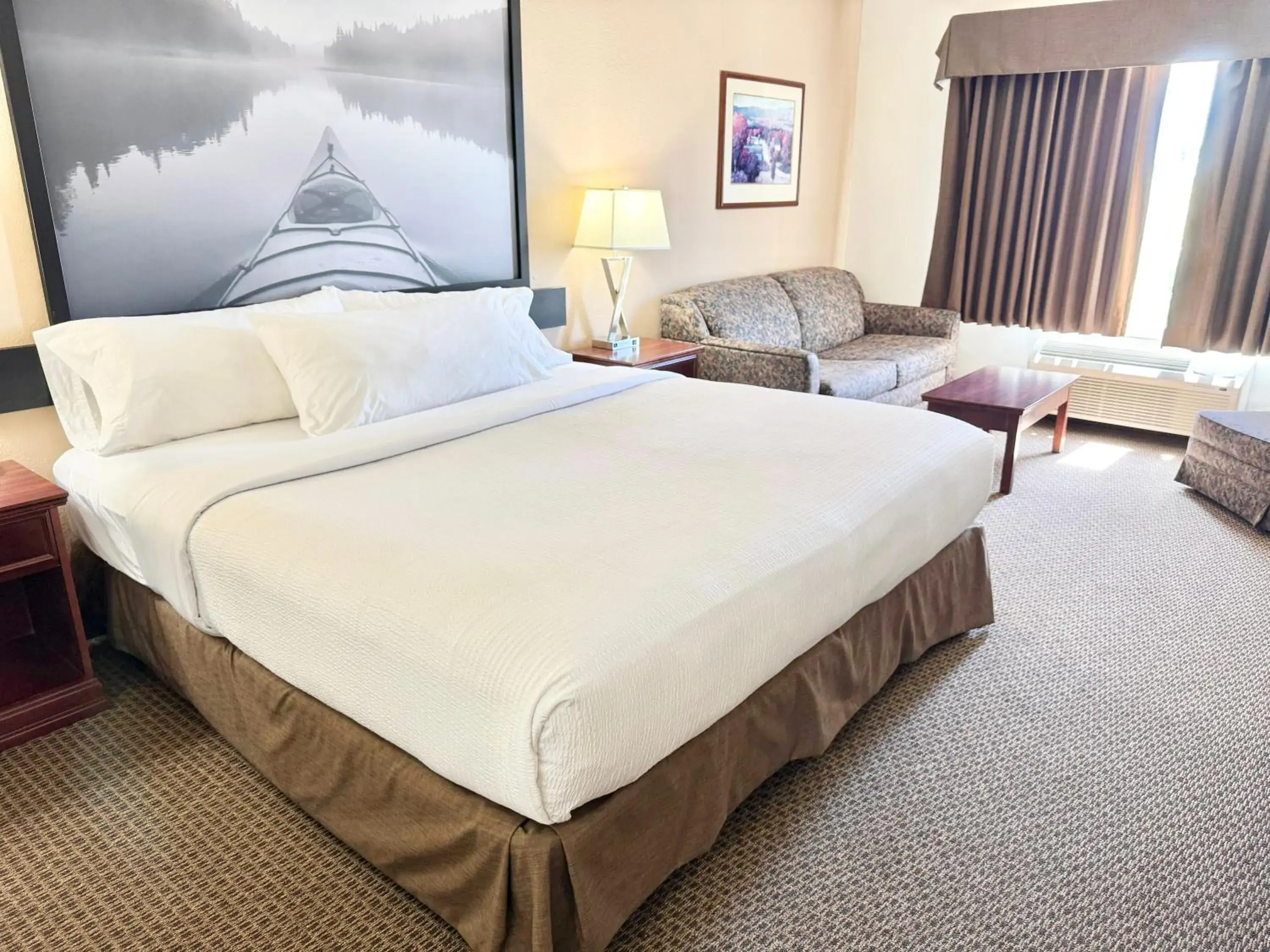 Business King Room - Non-Smoking in Super 8 by Wyndham High River AB Business King Room - Non-Smoking in Super 8 by Wyndham High River AB