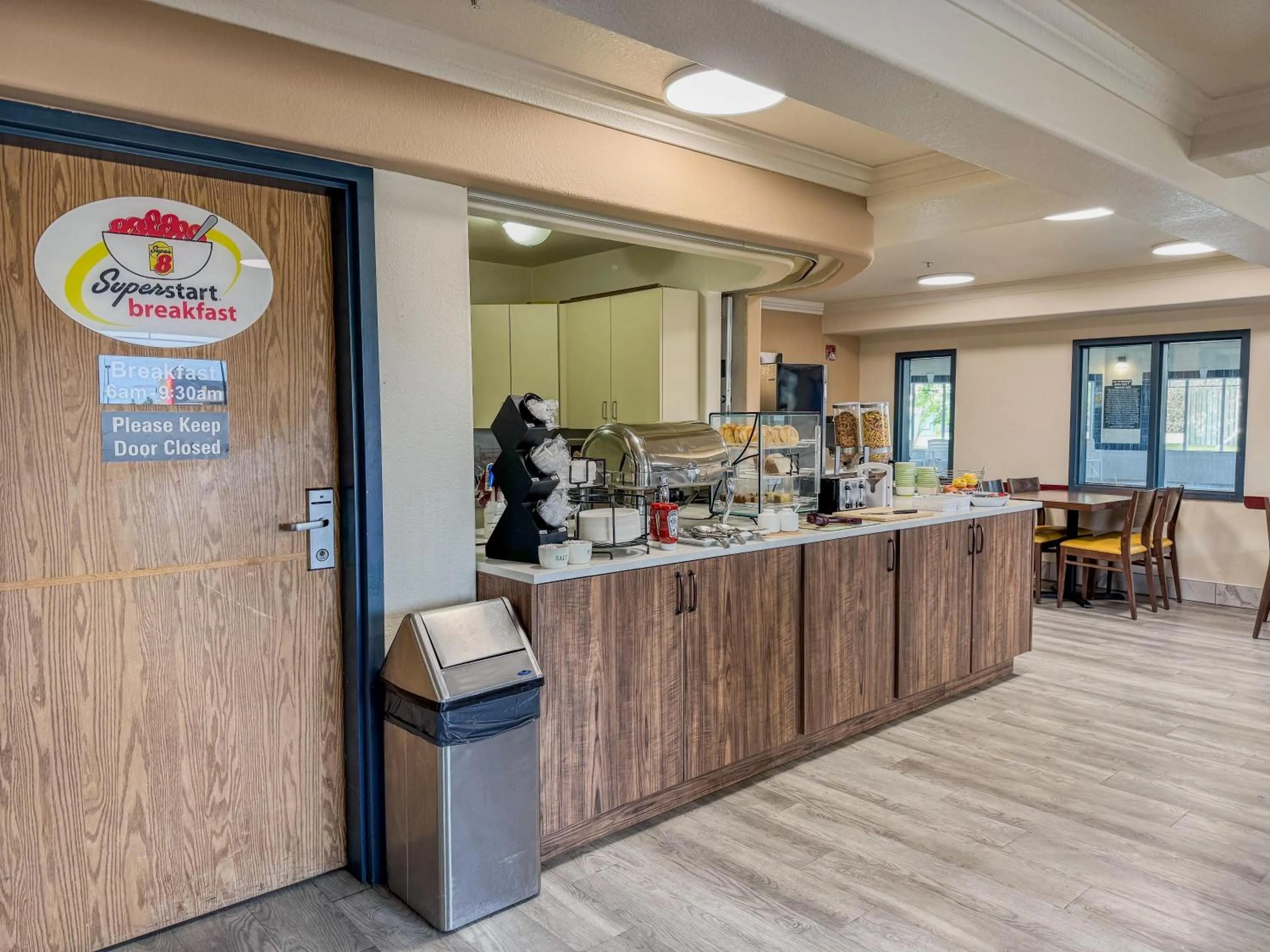 Food and drinks in Super 8 by Wyndham High River AB