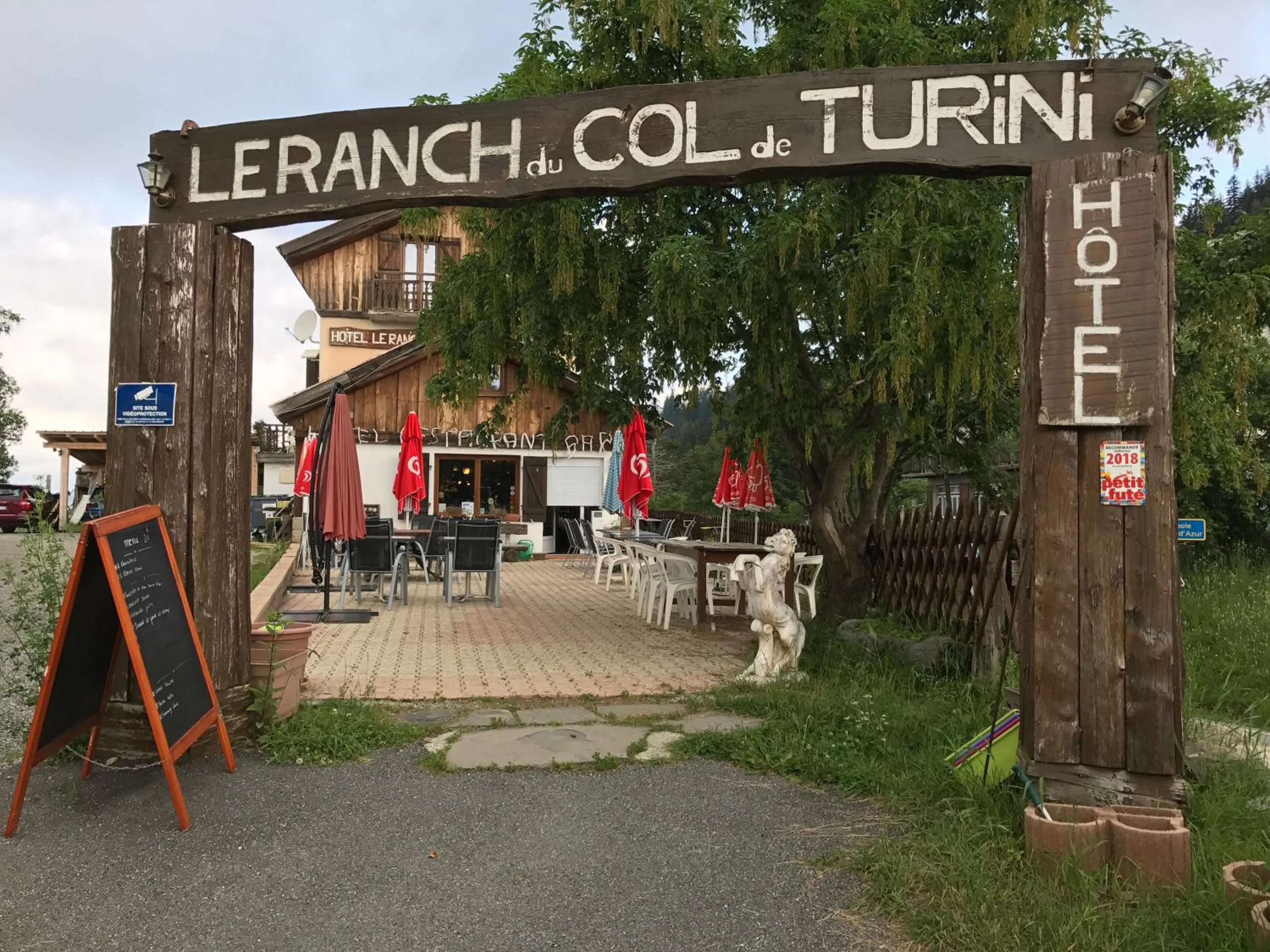 Facade/entrance in Le Ranch
