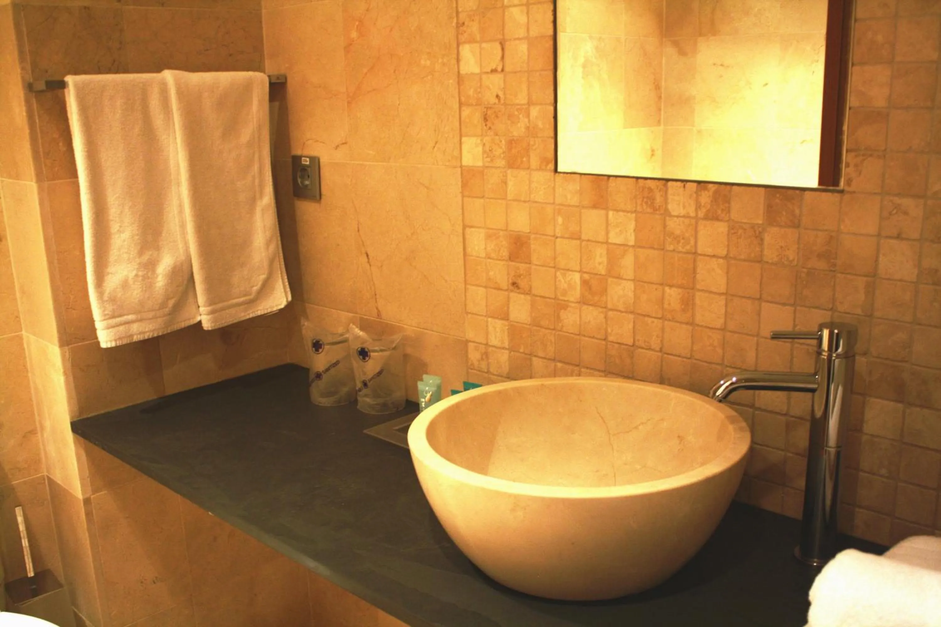 Bathroom in Hotel Palau dels Osset
