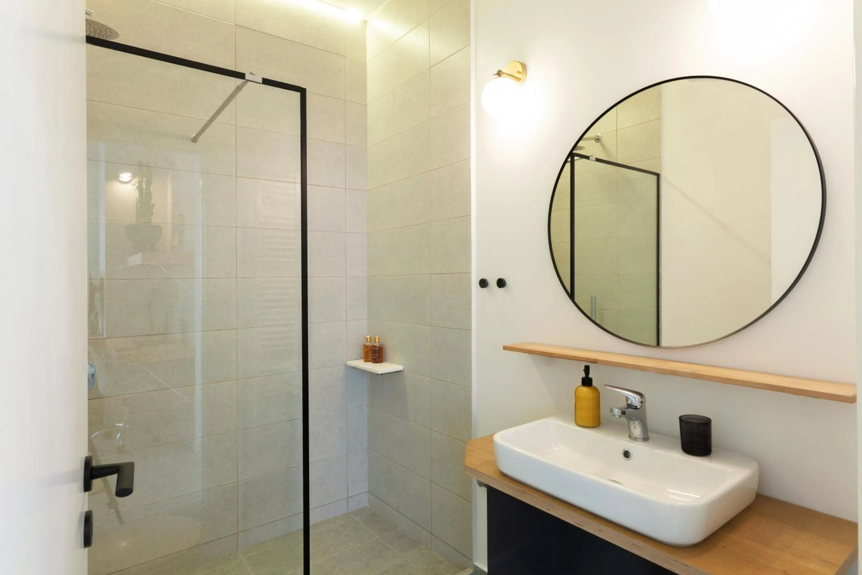 Shower in The Marble Suites, PLAKA