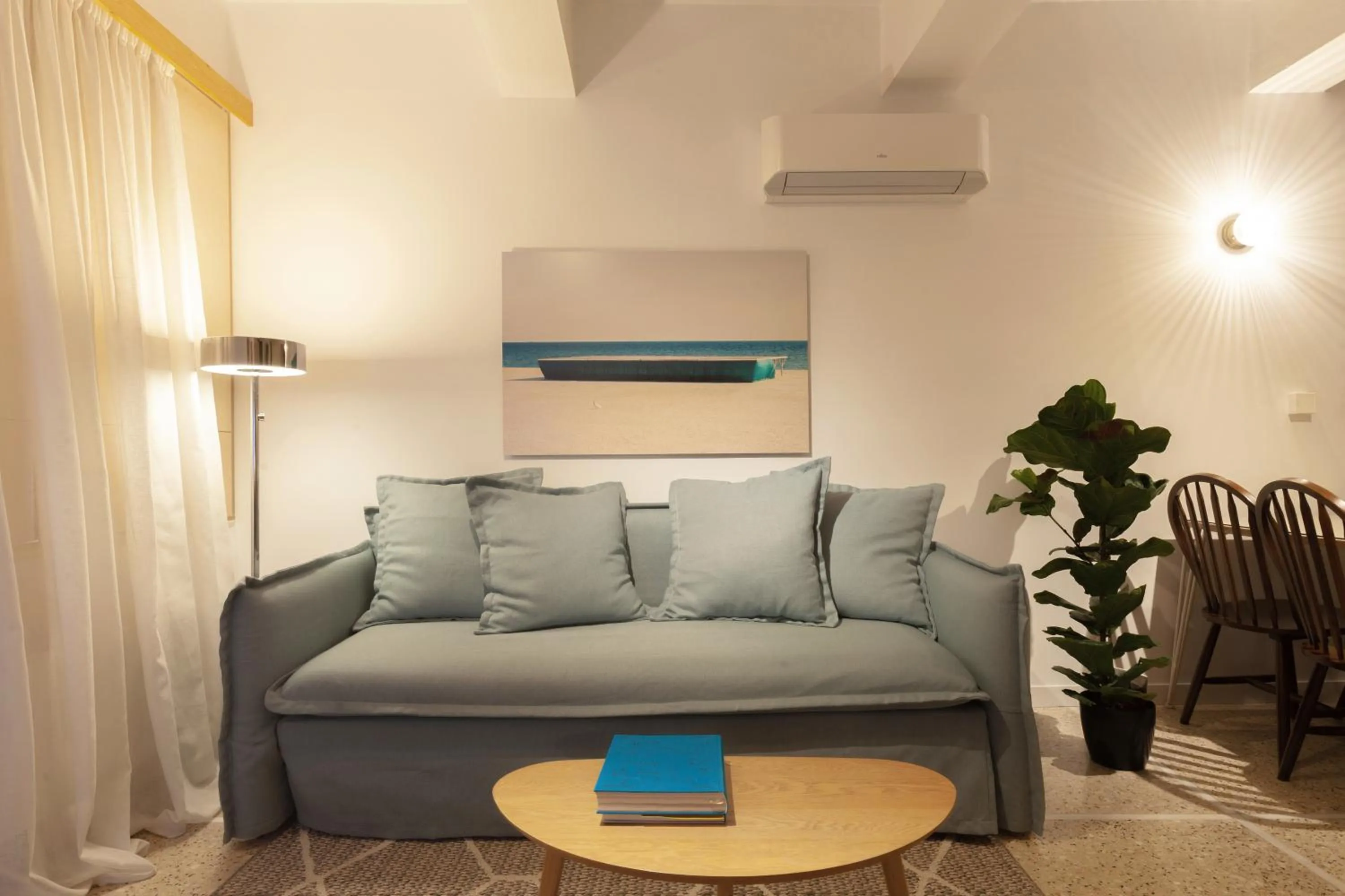 Night in The Marble Suites, PLAKA