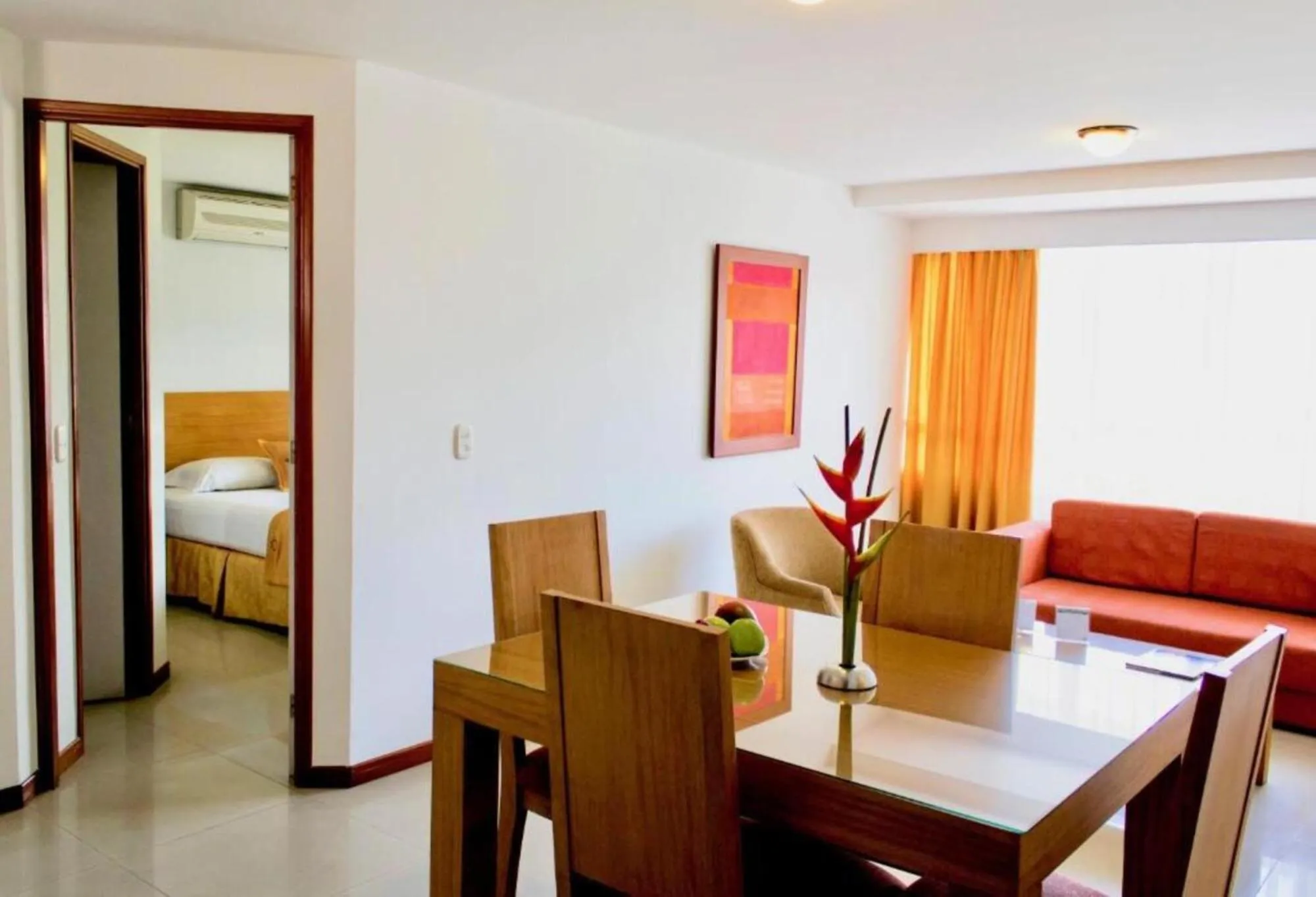 Dining area, Bed in Portal del Rodeo ApartaHotel - Arkadia Mall