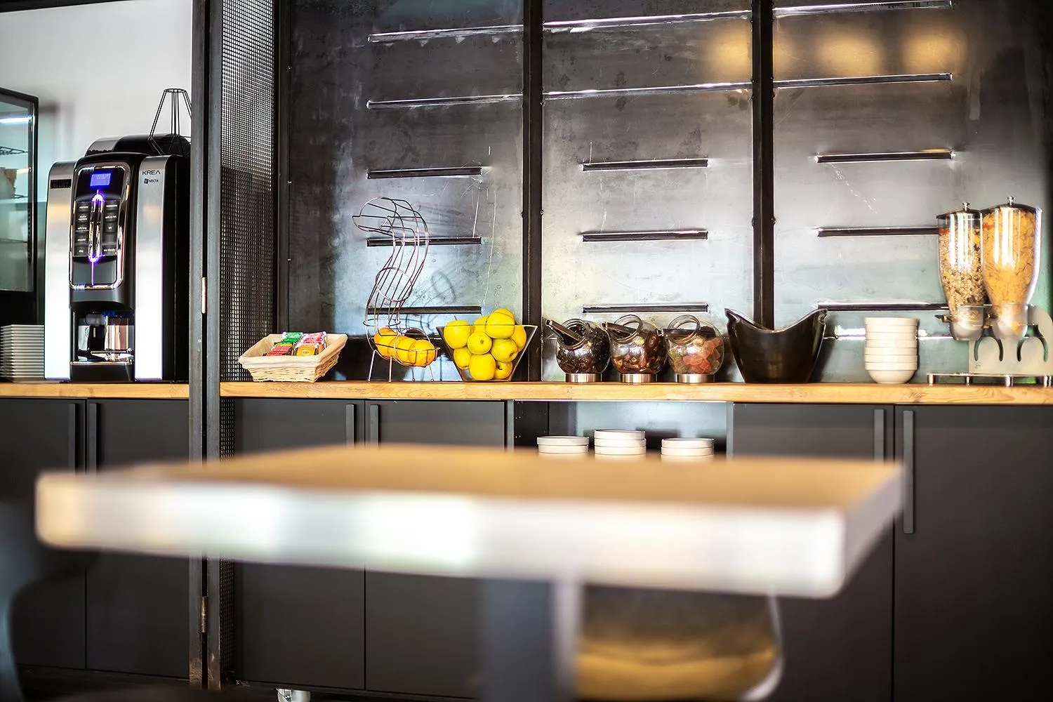 Communal lounge/ TV room in Carré Pau Airport Hôtel