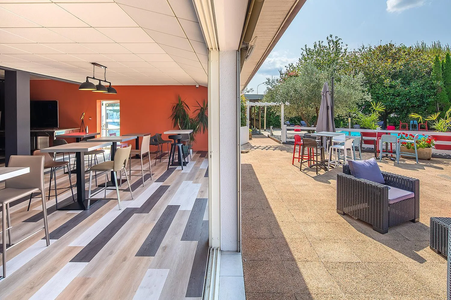 Communal lounge/ TV room in Carré Pau Airport Hôtel