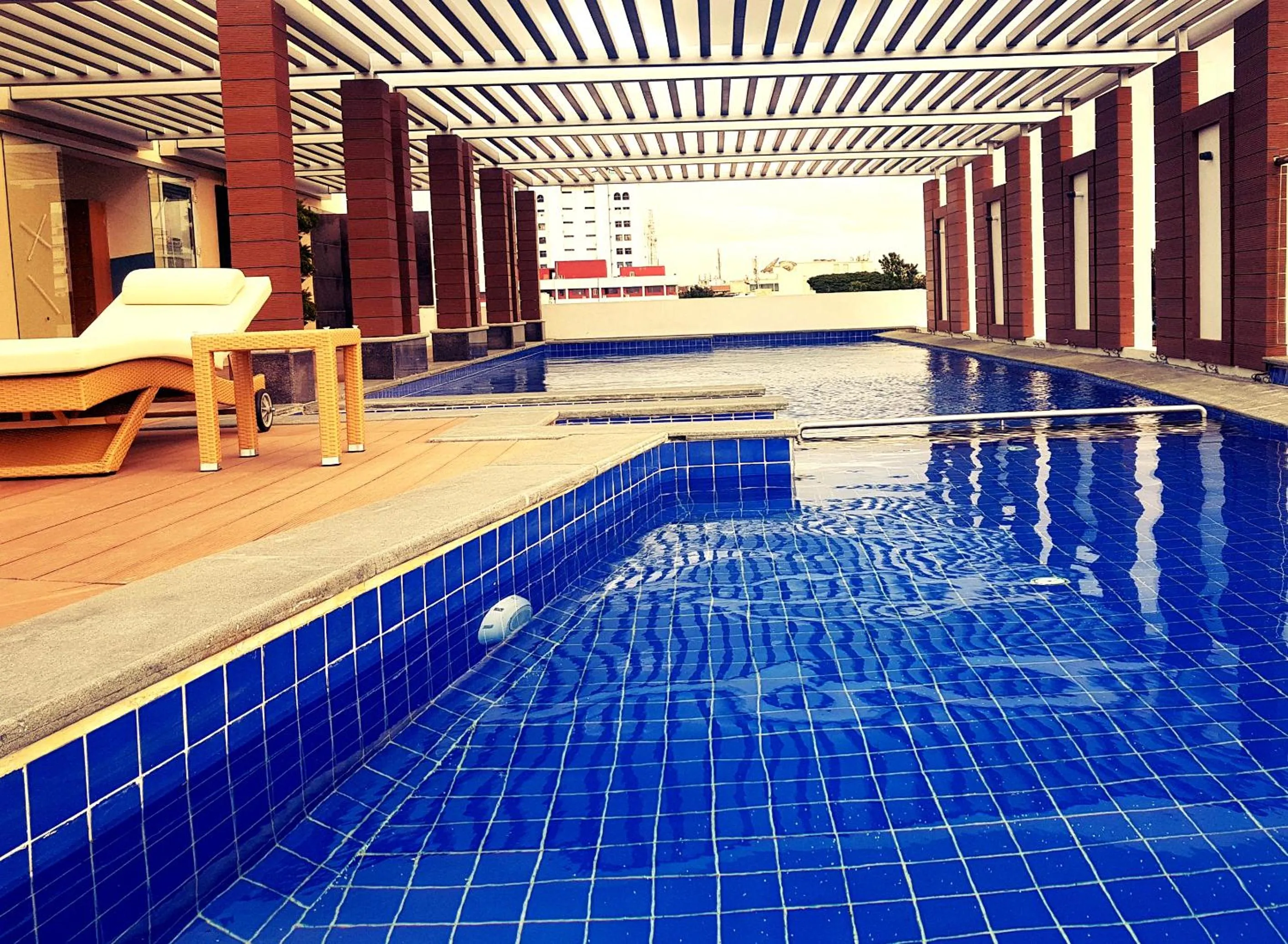 Swimming pool in Radisson Bengaluru City Center