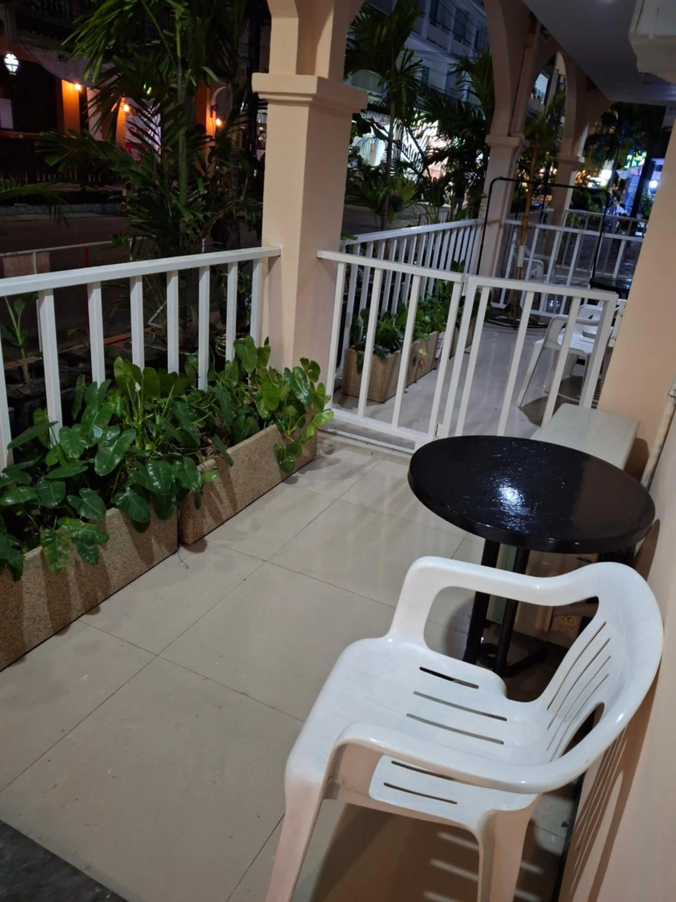 Night in Boomerang Inn