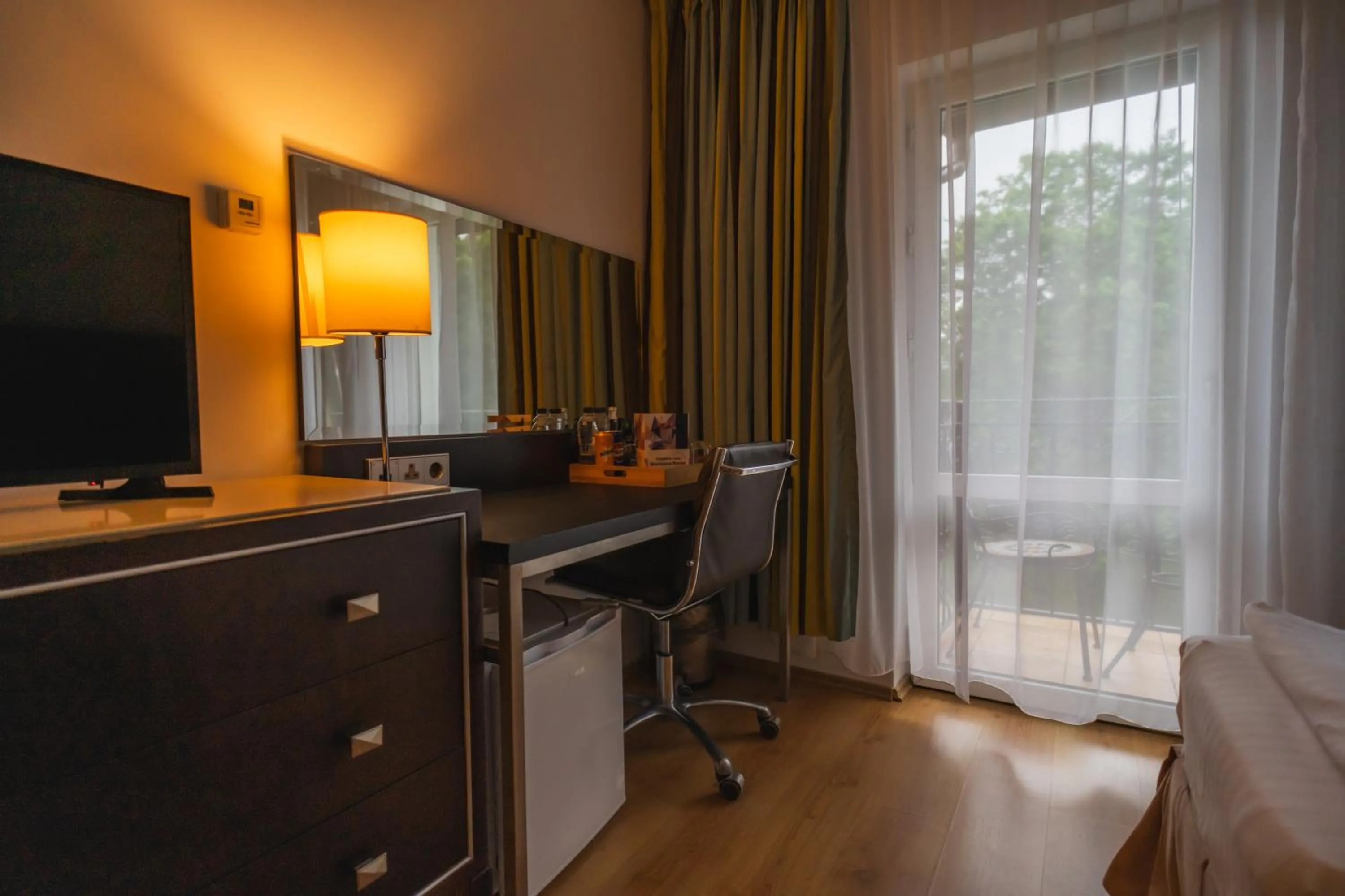 Seating area, Bed in Hotel Dobsi