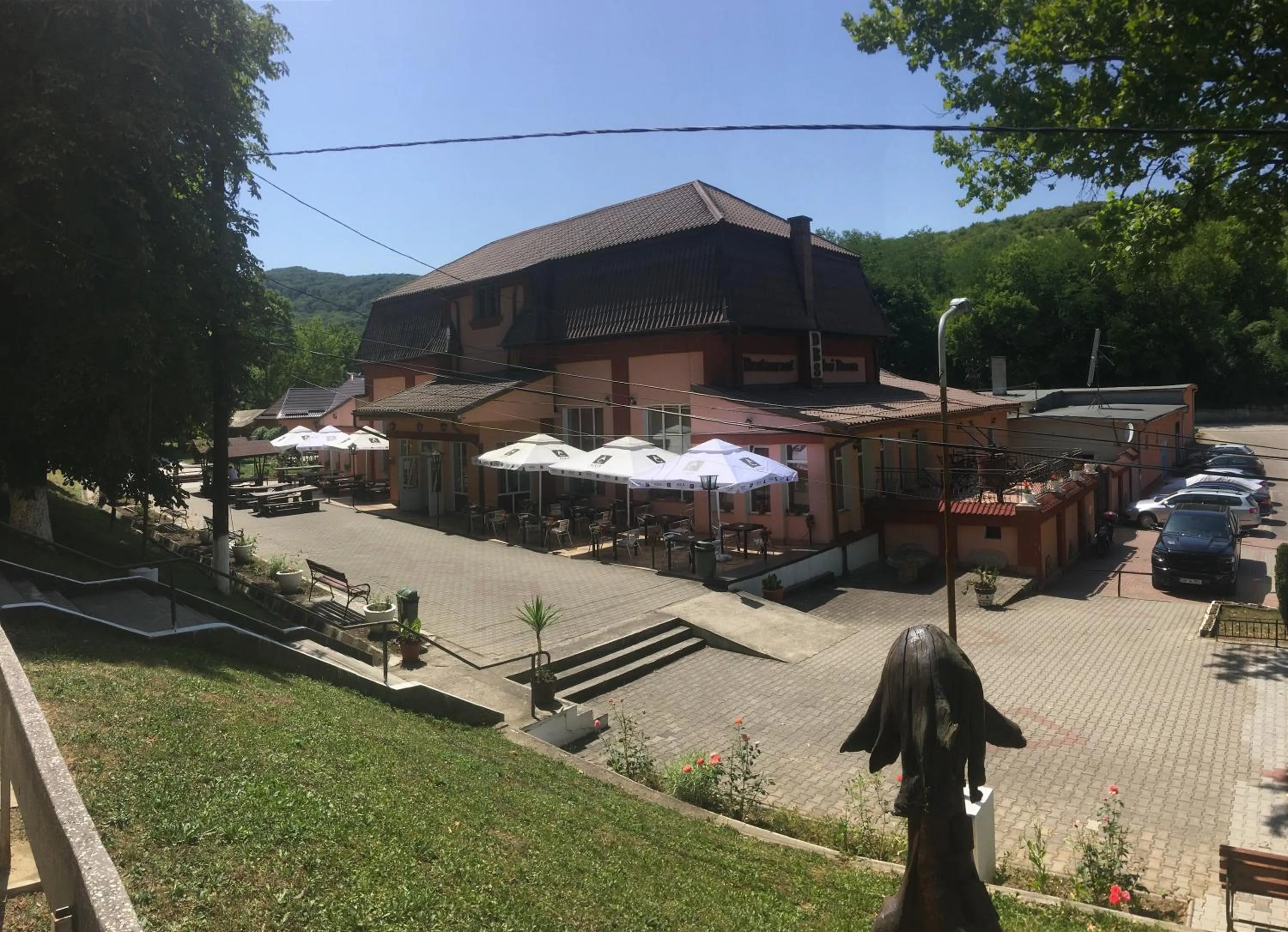 Restaurant/places to eat in Hotel Dobsi