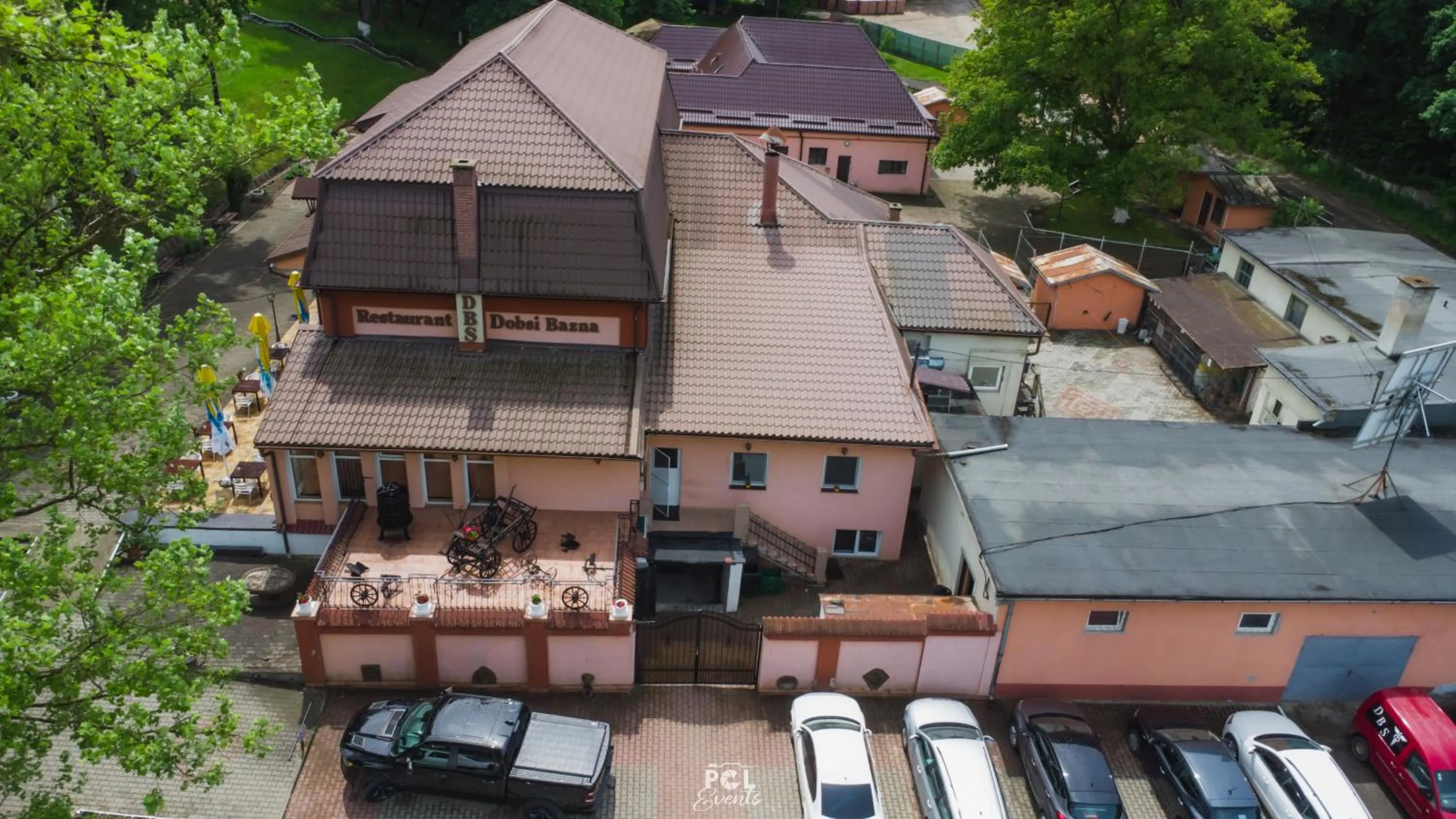 Restaurant/places to eat in Hotel Dobsi