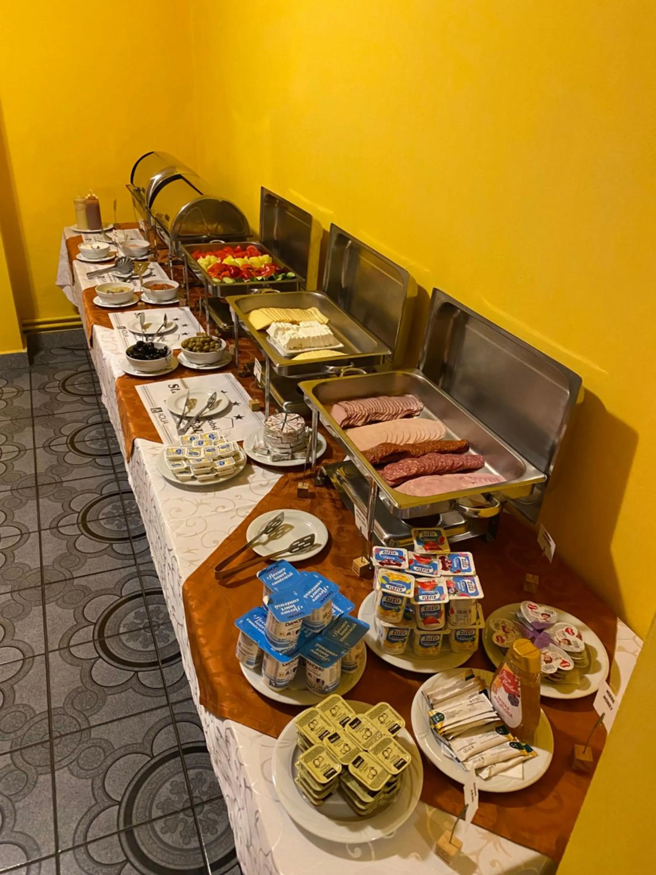 Buffet breakfast in Hotel Dobsi