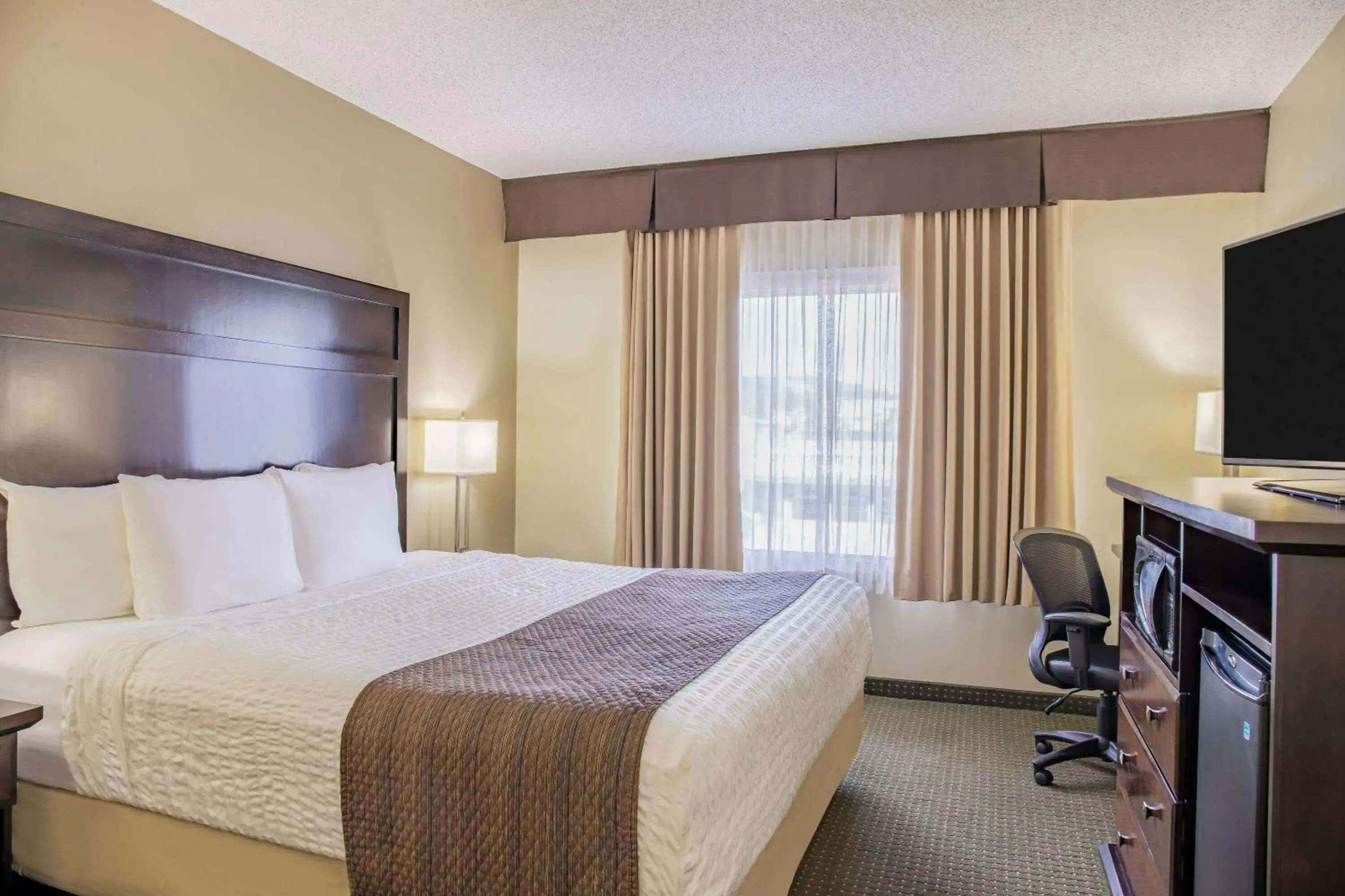 Bed in Days Inn by Wyndham Cranbrook Conference Centre Bed in Days Inn by Wyndham Cranbrook Conference Centre