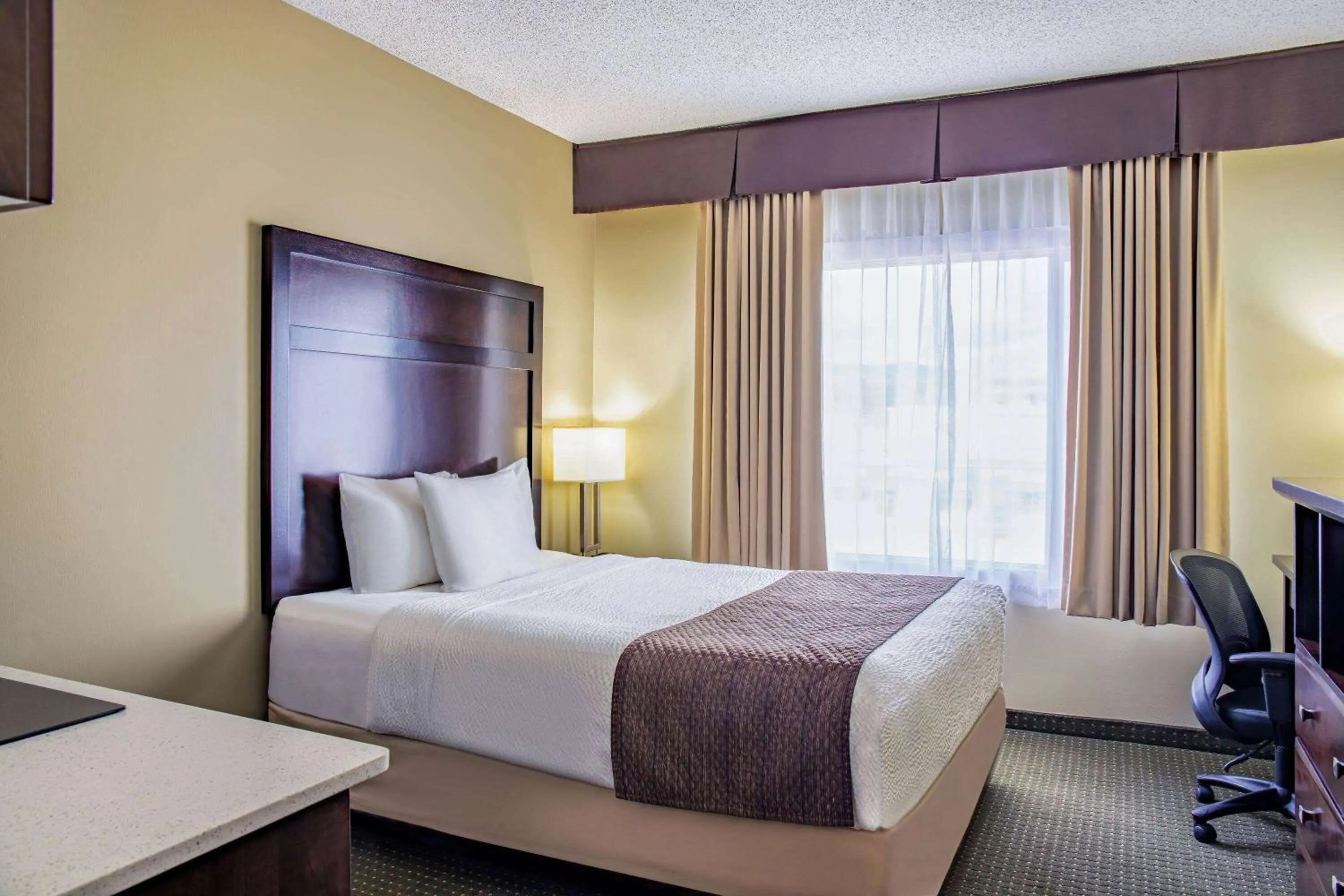 Photo of the whole room, Bed in Days Inn by Wyndham Cranbrook Conference Centre